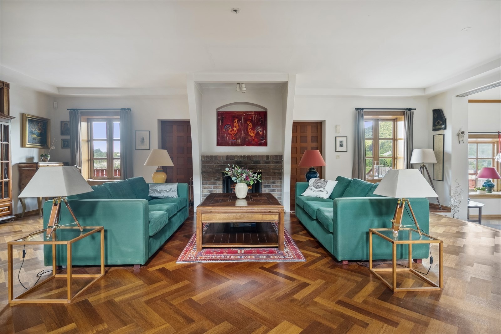 Stort oppholdsrom med stue og spisestue over to nivå. Galleribilde