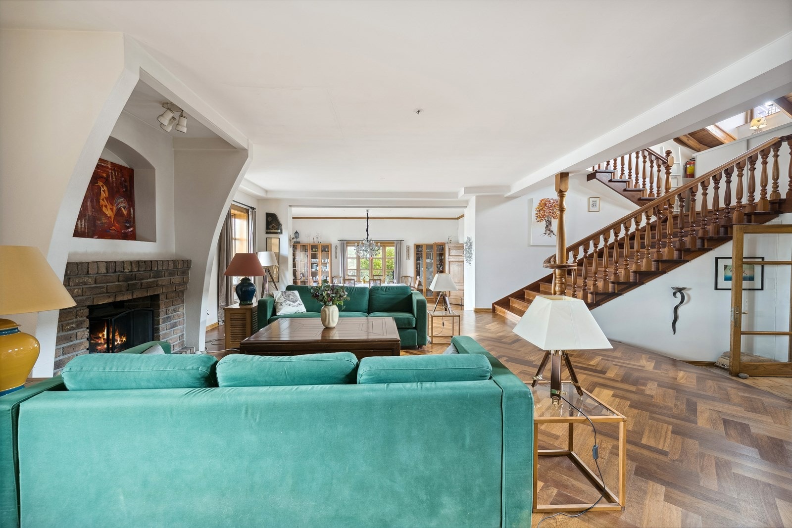 Stuen er utstyrt med en koselig peis som varmer godt på kalde høst- og vinterkvelder. Galleribilde