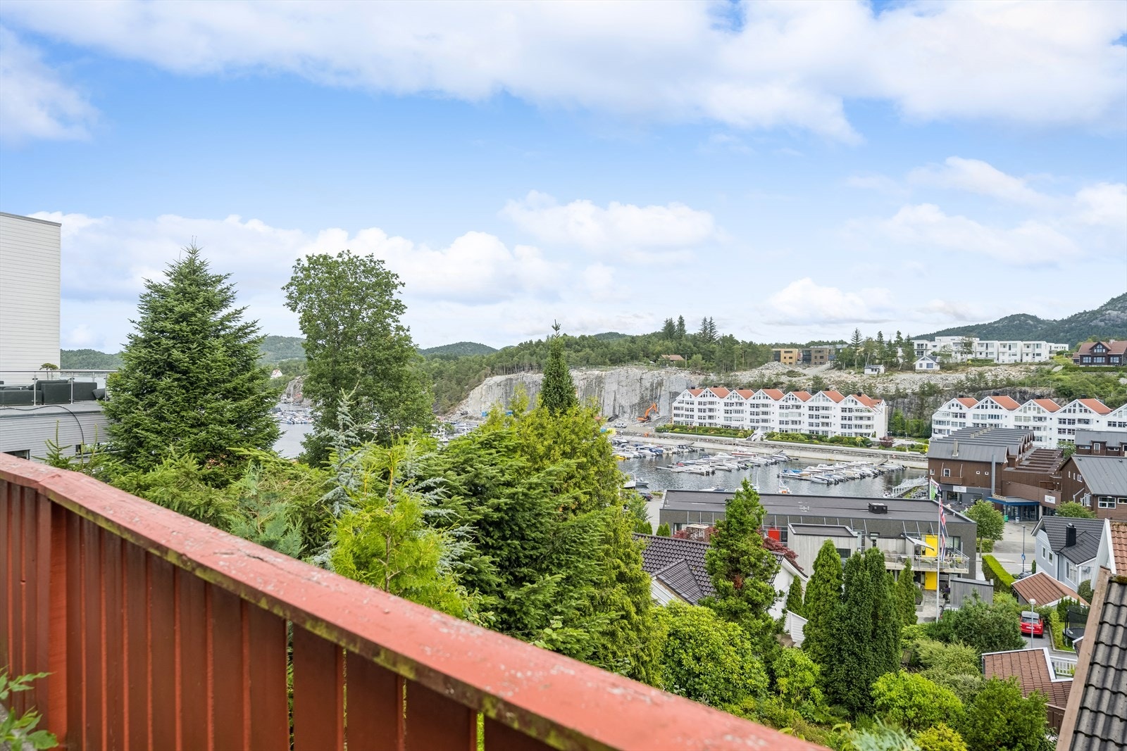 Flott utsikt over Hommersåk sentrum og bryggene. Galleribilde