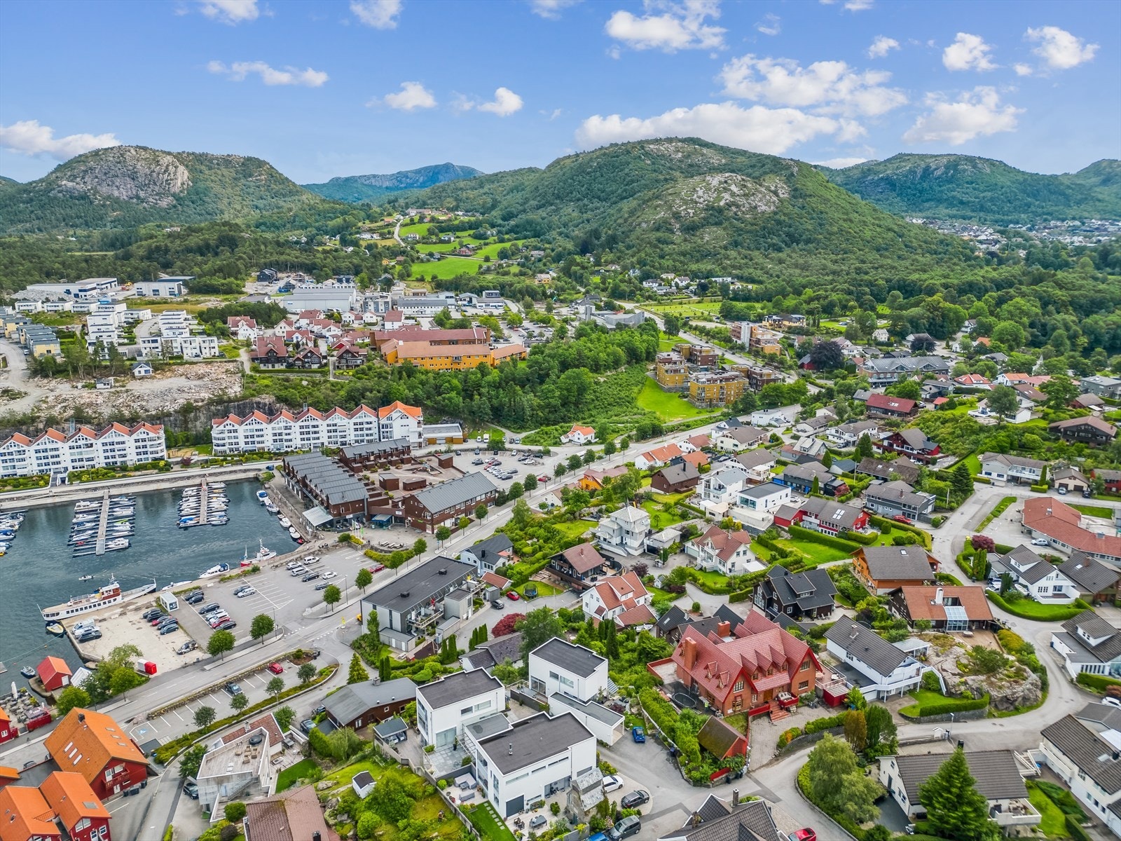 Boligen ligger fint til i en blindgate, kun få minutters gange unna sentrum. Galleribilde