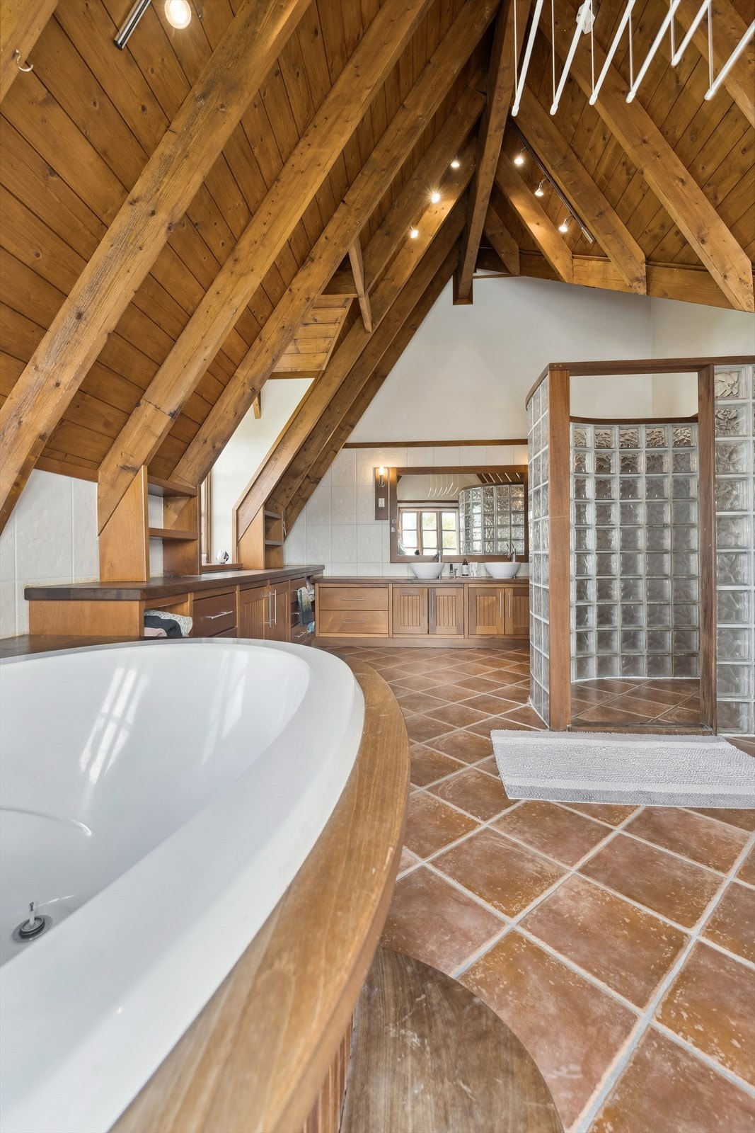 Gjennomgående i andre etasje er ekstra god takhøyde og detaljer som setter særpreg på boligen. Galleribilde