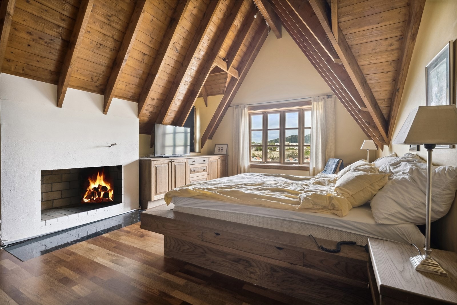 Soverom 2 som i dag benyttes som hovedsoverom. Galleribilde