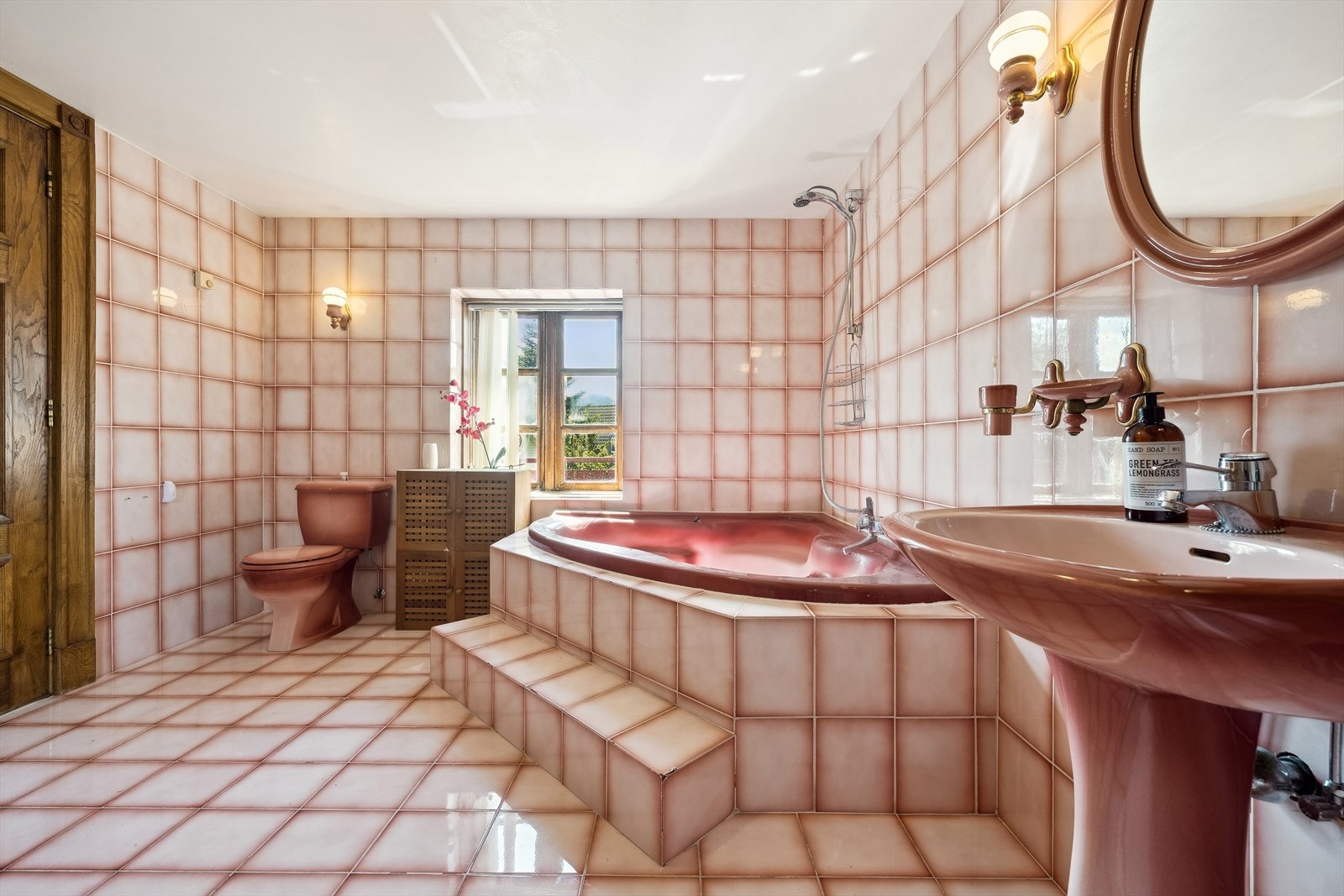 I første etasje ligger det ene av boligens to baderom. Badet er av eldre standard og er helfliset. Badet er i dag utstyrt med badekar, dusjhjørne, servant og toalett. Galleribilde