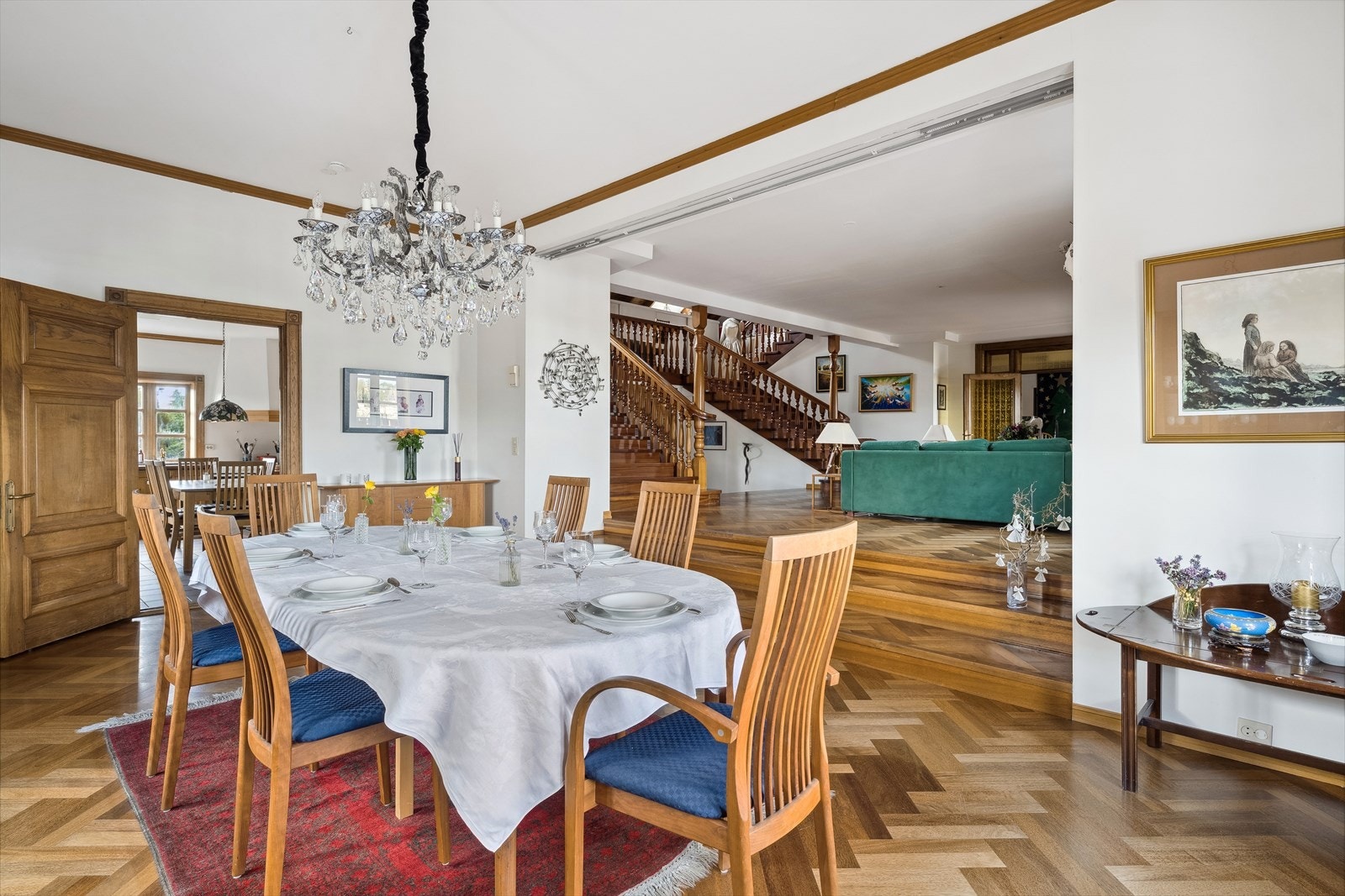 I spisestuen har man god plass til venner og familie. Galleribilde