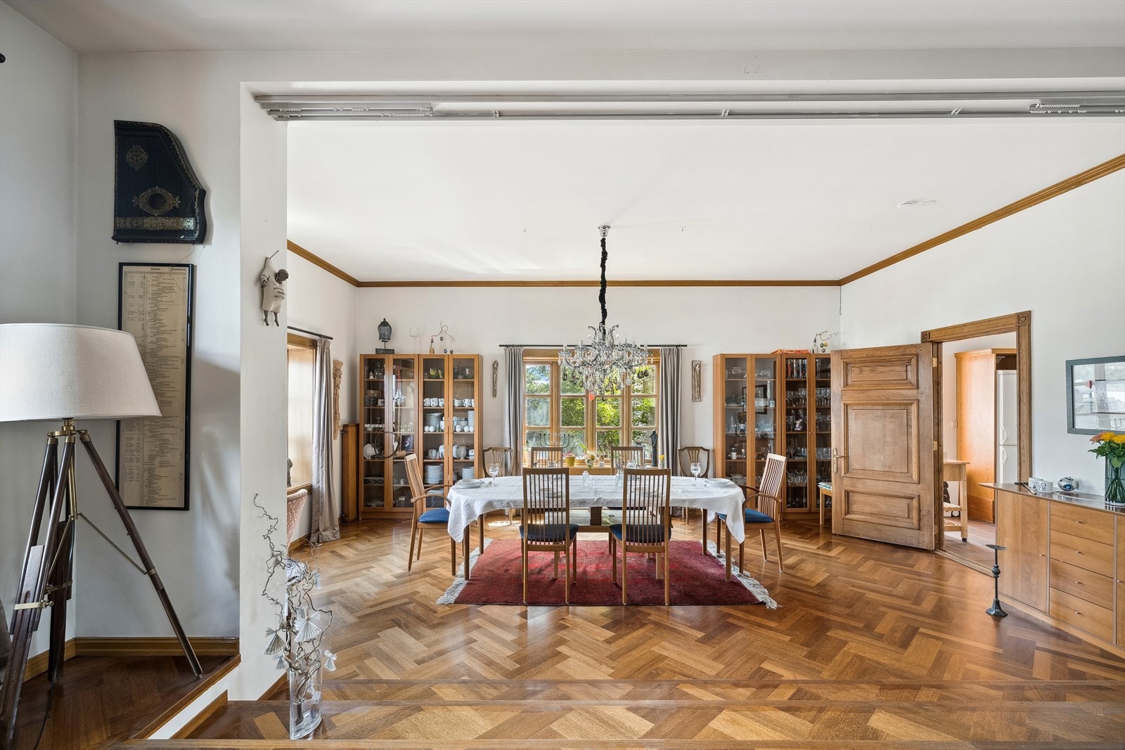 En flott og klassisk fiskebensparkett er gjennomgående i første etasje. Galleribilde