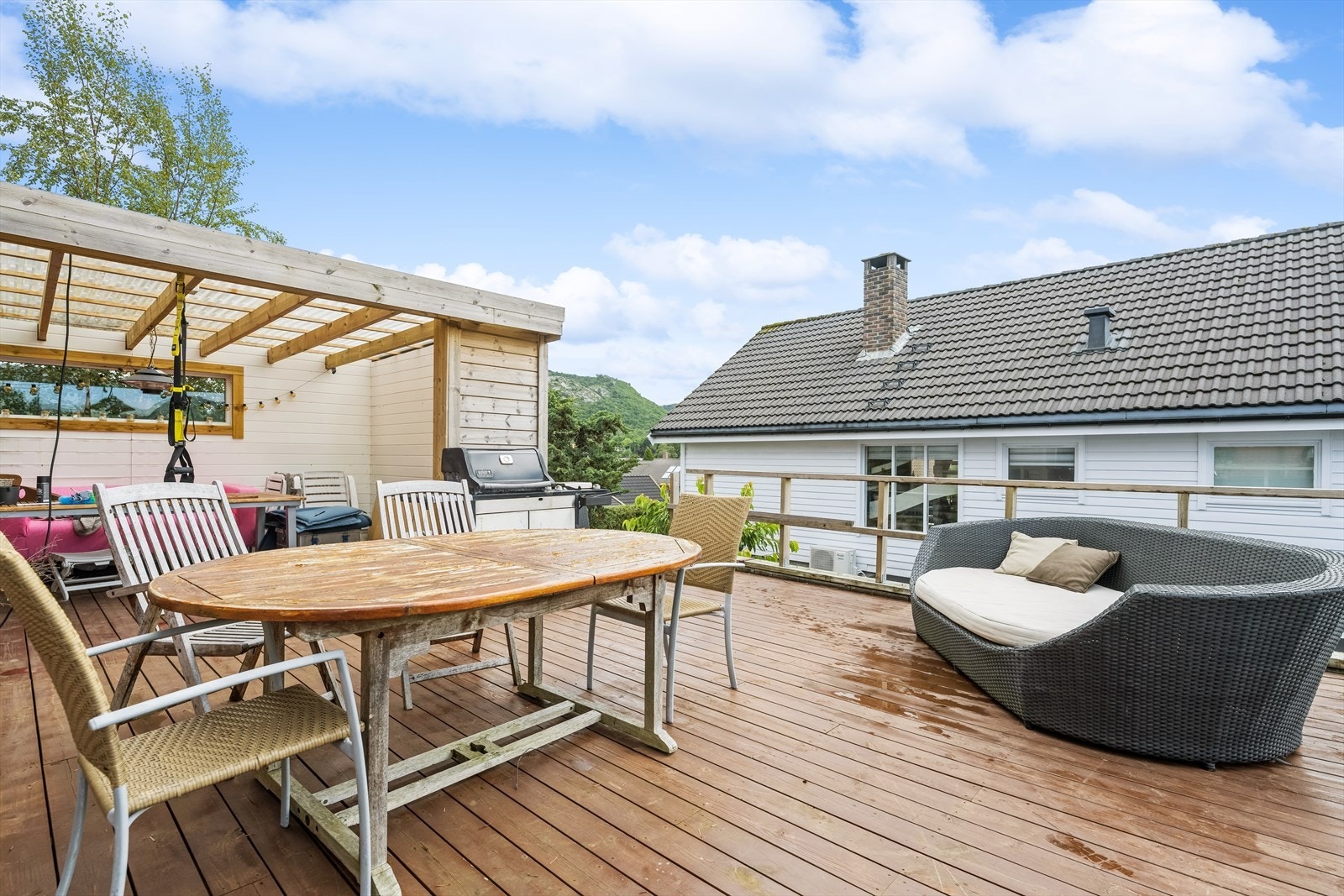 På terrassen har man også en hagestue som skjermer for vær og vind. Galleribilde