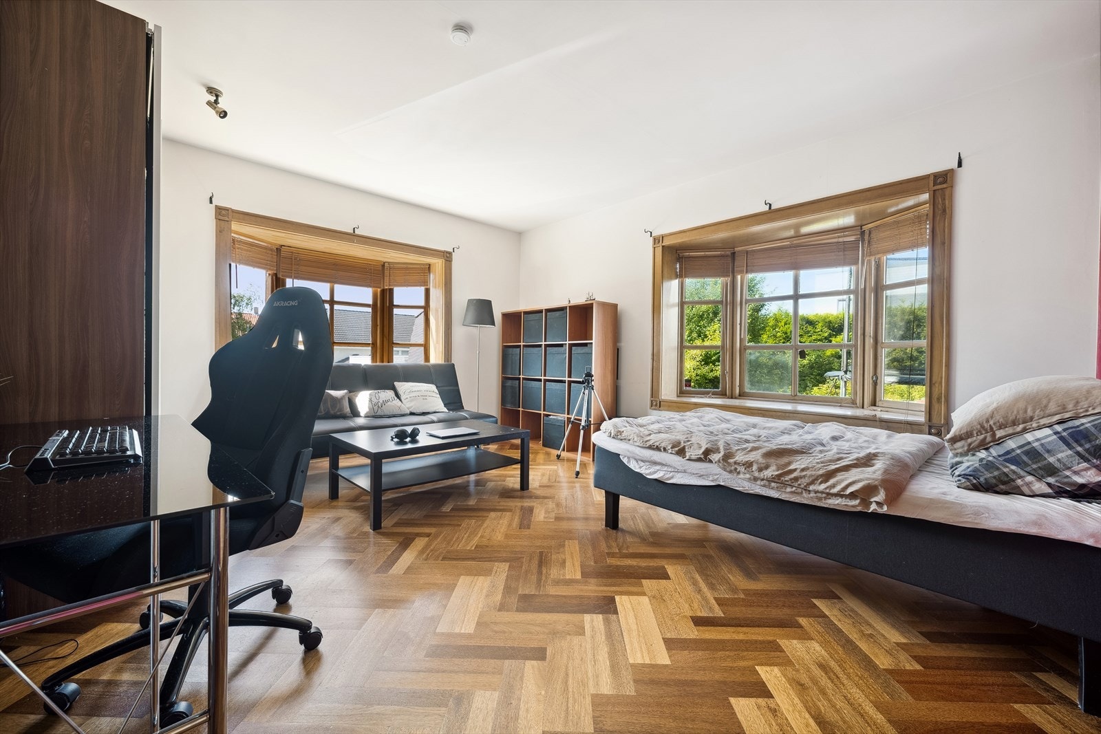 Soverom 1 beliggende i første etasje. Her har man god plass til dobbeltseng, garderobe og skrivepult. Galleribilde