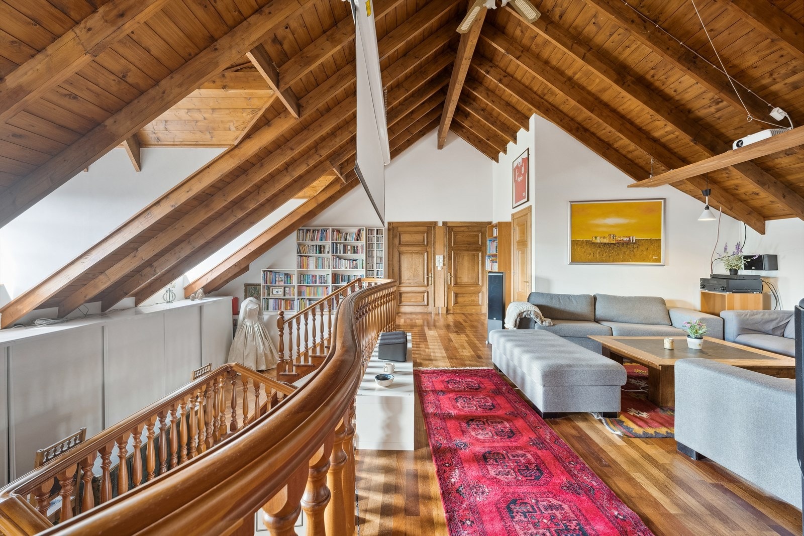 Følger man trappen opp til boligens andre etasje kommer man inn i en romslig tv-stue som passer ypperlig for ungdommen i hus. Galleribilde