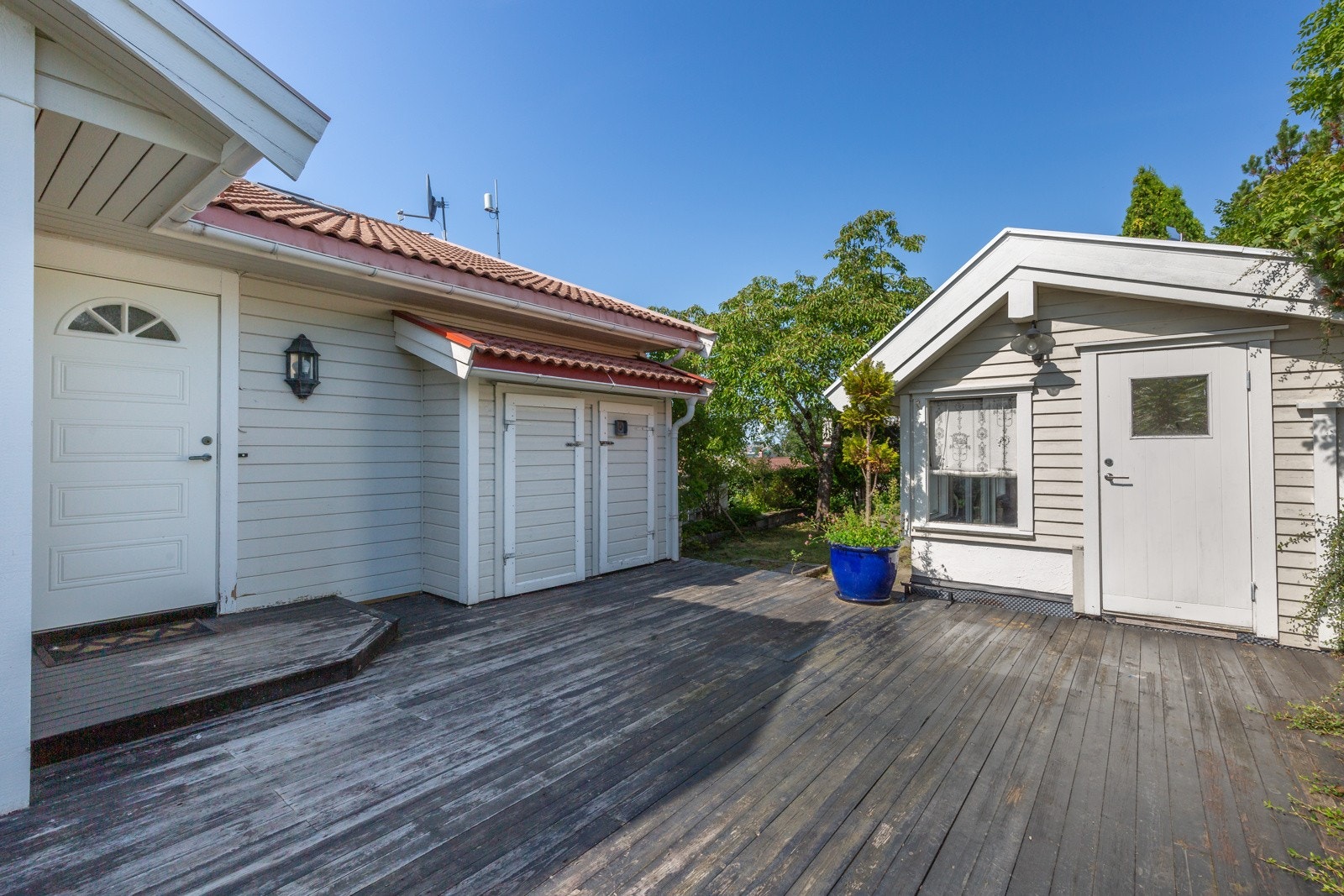 Platting ved inngangspartiet Galleribilde