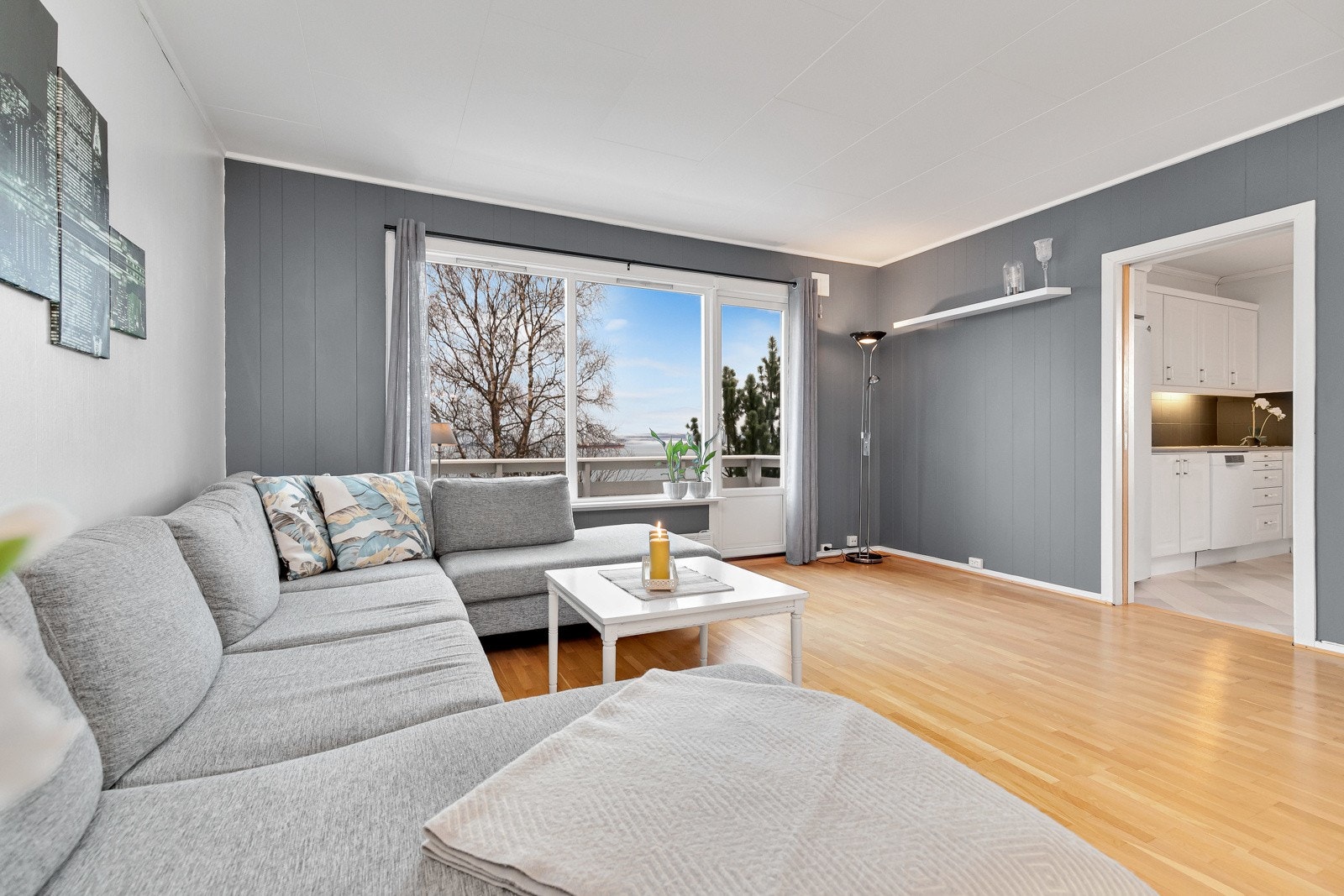 Det er to innganger til stuen, hvorav en fra kjøkkenet og en fra gangen. I tillegg er det utgang til balkong. Galleribilde