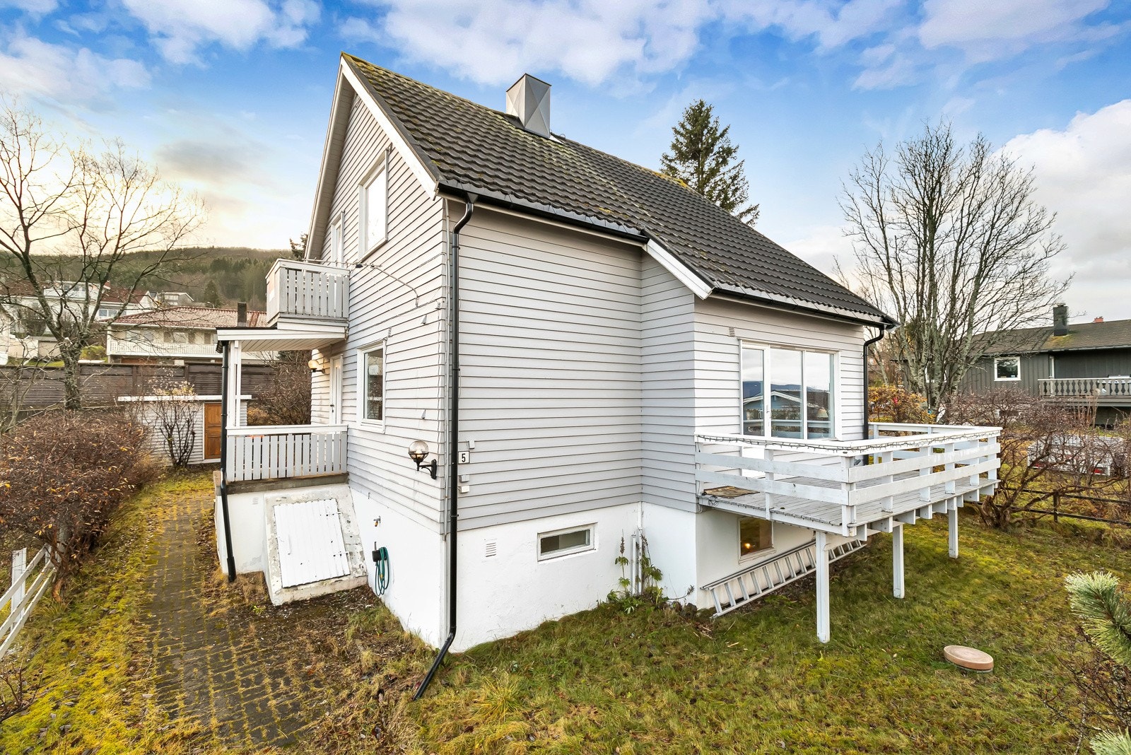 Fra eiendommener det nærhet til friluftsområde i Ankenesfjellet, skiløyper, alpinbakke, badestrand og idrettsbane. Galleribilde
