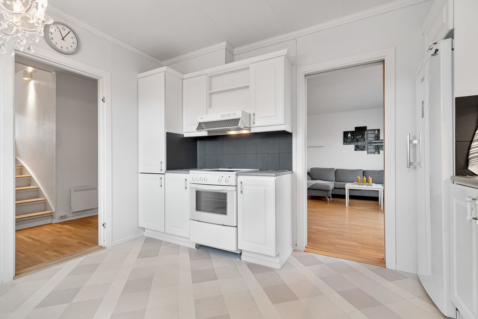 Det er Grepa frittstående komfyr med keramisk topp, kjøleskap og oppvaskmaskin (2017). Galleribilde