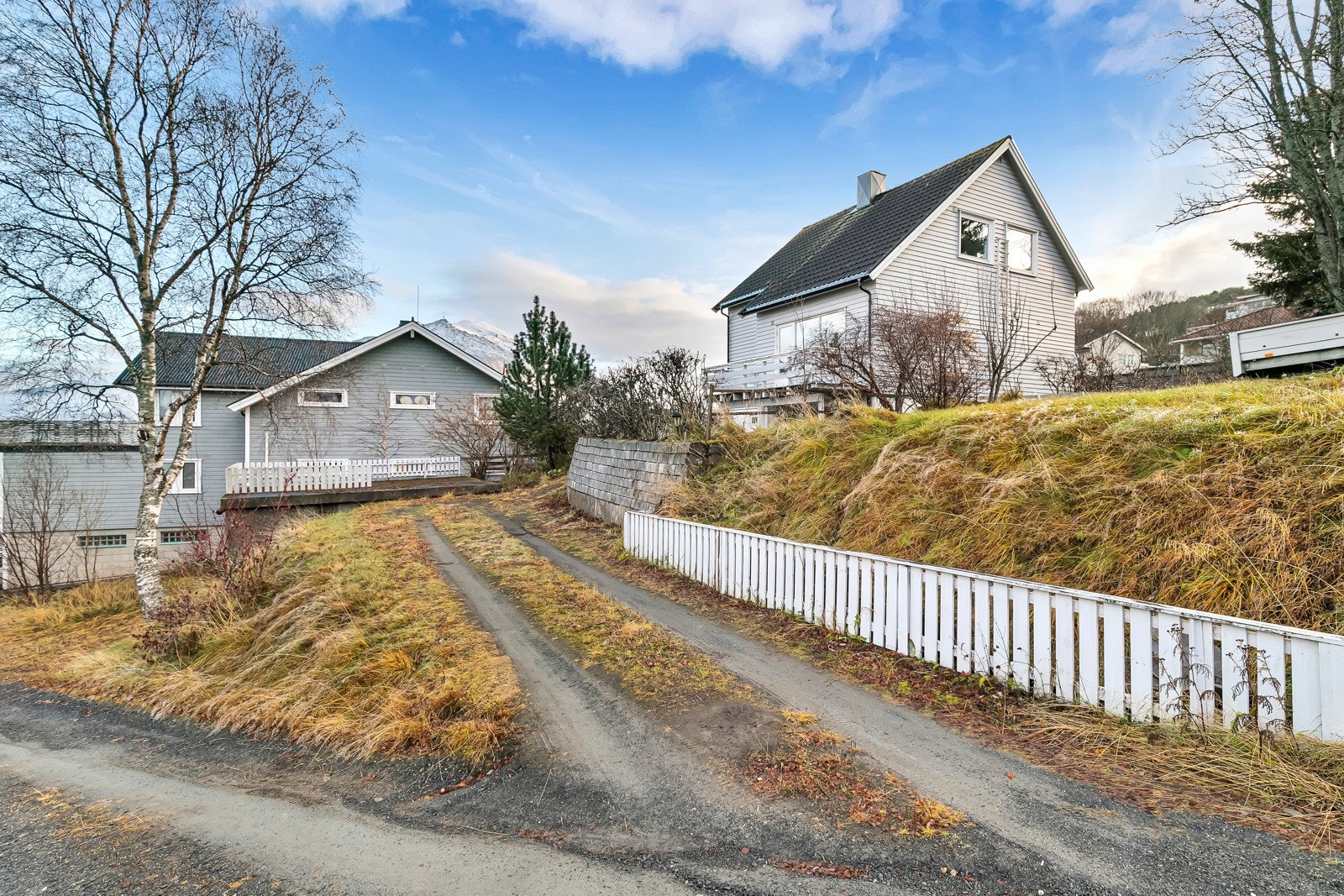 Det er parkering på gruset oppstillingsplass. Galleribilde