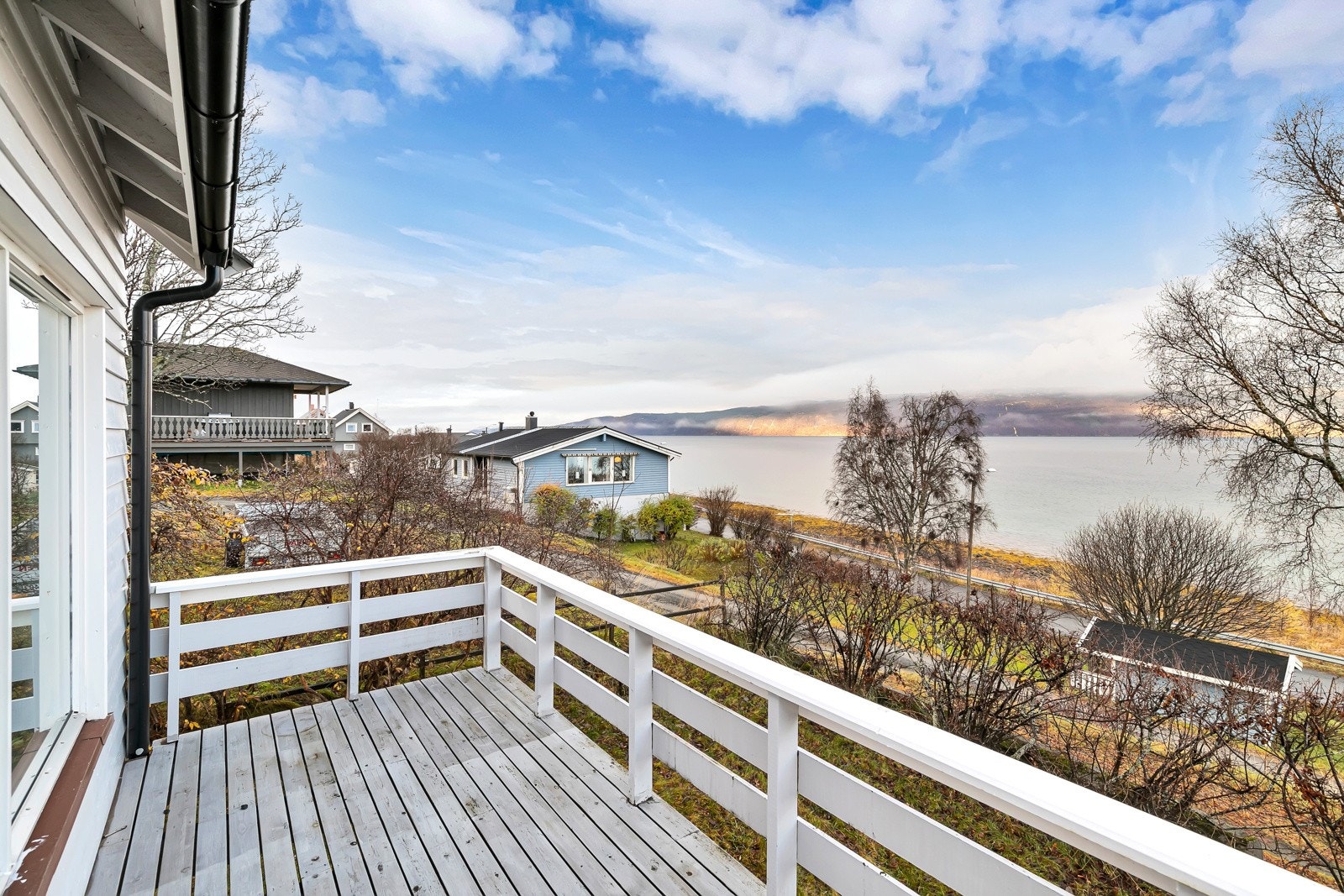 Det er balkong på forsiden av boligen mot havet og utsikten Galleribilde