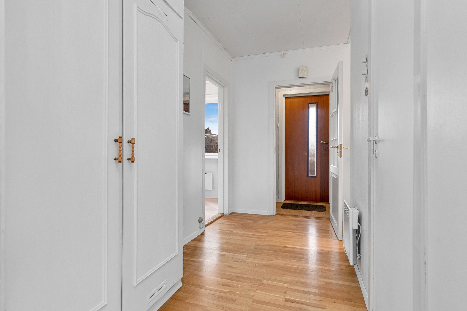 Plassbygd garderobeskap i Entrè for oppbevaring. Galleribilde