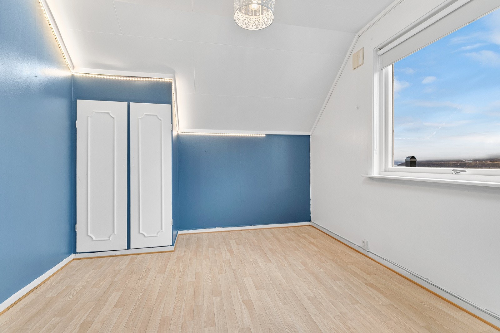 Boligen har totalt 3 soverom, hvorav alle har plassbygde garderobeskap. Galleribilde