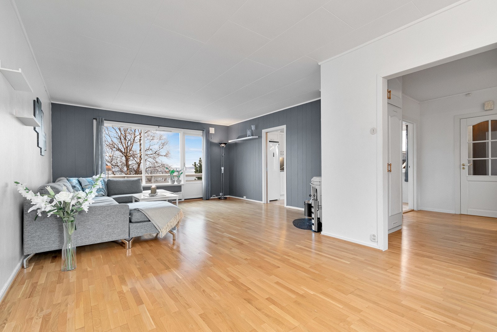 Stuen er lys og trivelig med plass til sofa og en tv krok, samt spisebord. Det er to innganger til stuen, hvorav en fra kjøkkenet og en fra gangen Galleribilde