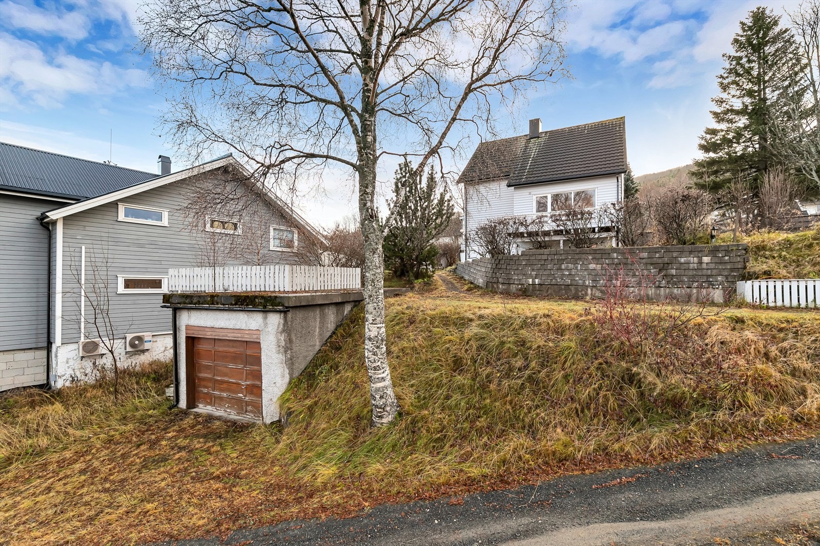 Garasje og oppstillingsplass på tomten. Galleribilde