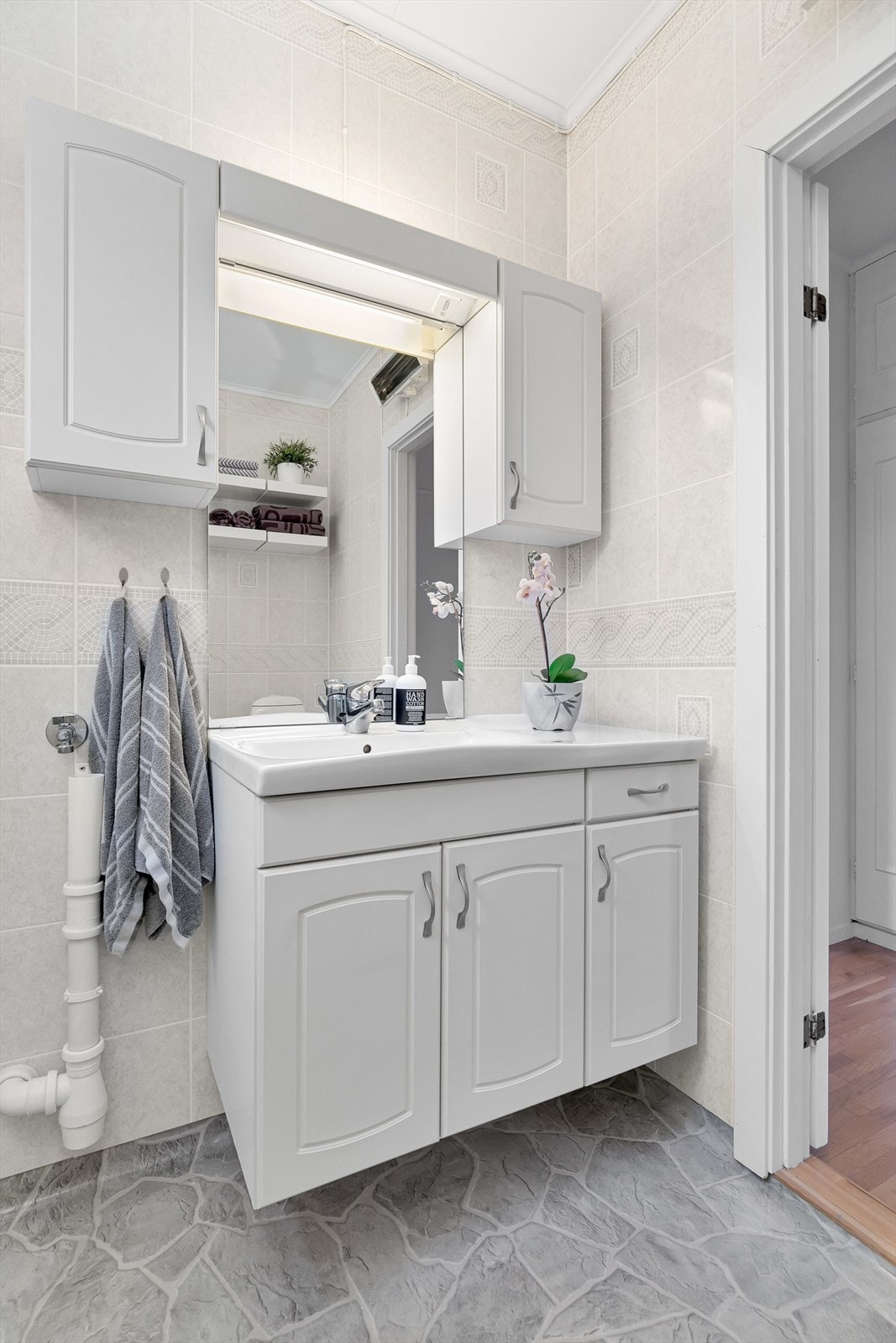 Pen baderomsinnredning, to overskap, speil og lysarmatur. Galleribilde