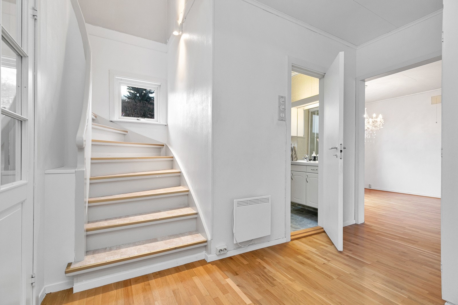 Gang i 1. etasje med trapp til 2. etasjen. Galleribilde