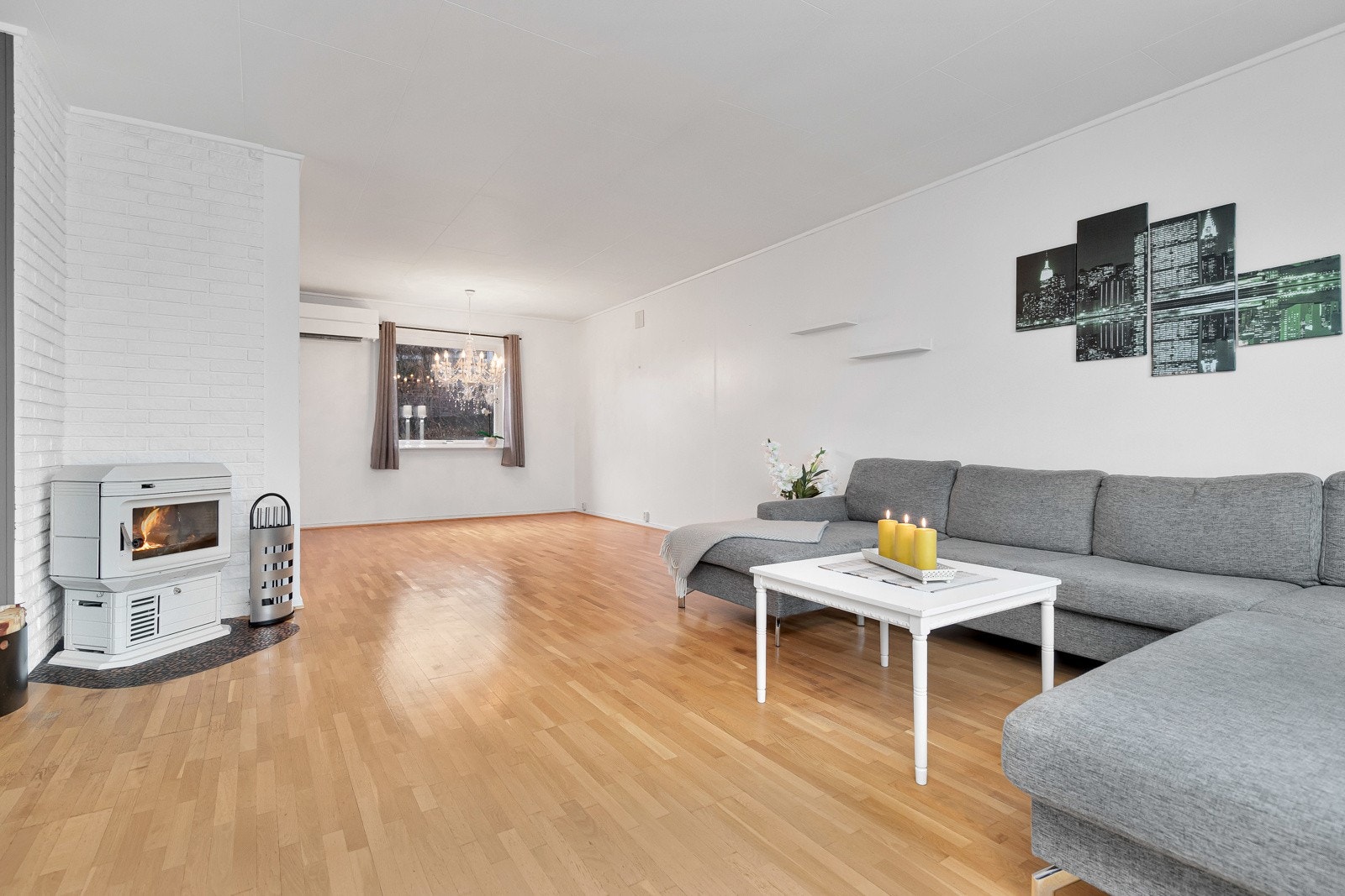 Det er mulighet for vedfyring både i hovedplan og i underetsjen fra kjellerstuen. Galleribilde