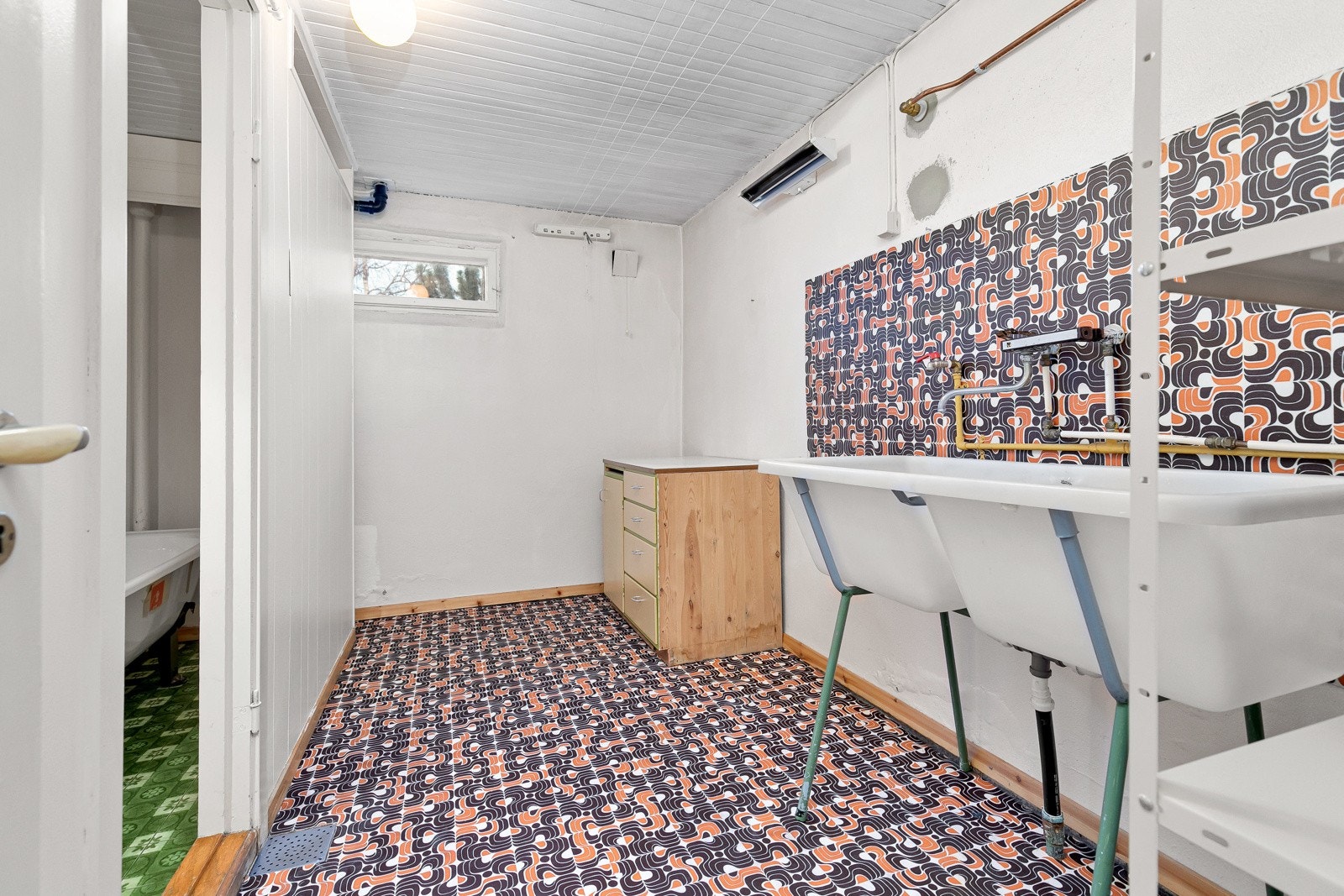 Vaskekjeller med dobbelt skyllekar og opplegg for vaskemaskin. Galleribilde