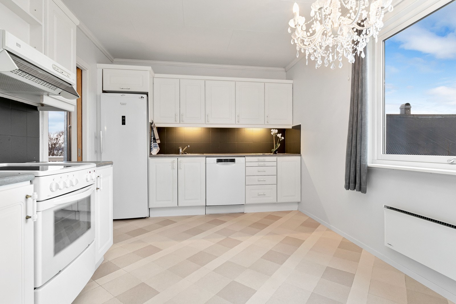 Kjøkkeninnredning med profilerte fronter og laminat benkeplate. Her Har du plass til frokostbord om ønskelig. Galleribilde