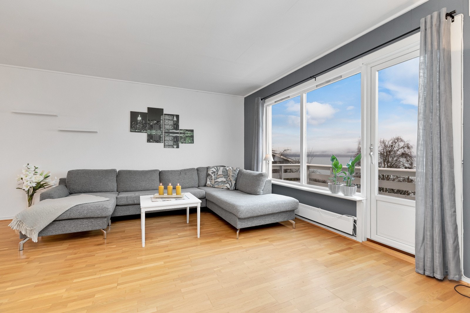 Store vinduer lar deg nyte utsikten fra sofaen Galleribilde