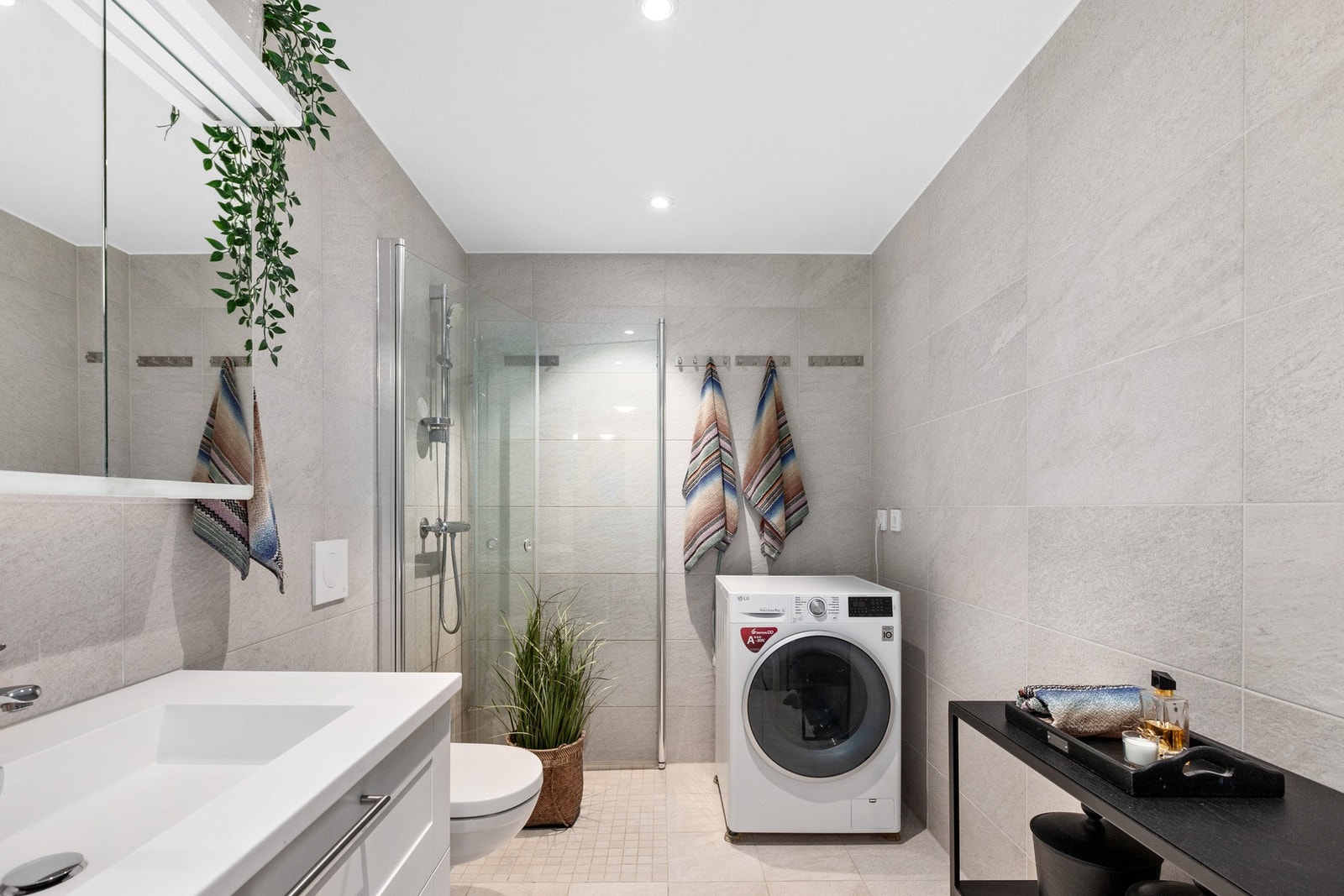 Badet er oppgradert med delikate og tidløse fliser, downlights i himling, og opplegg for vaskemaskin Galleribilde