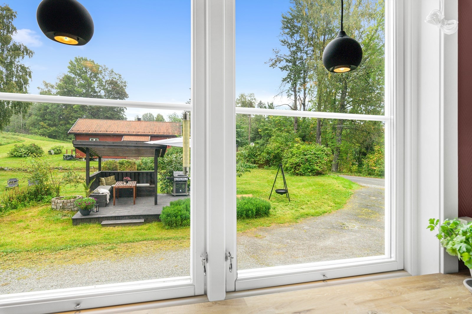 Fra kjøkkenvindu ser du ut mot hage og gårdsplass. Galleribilde