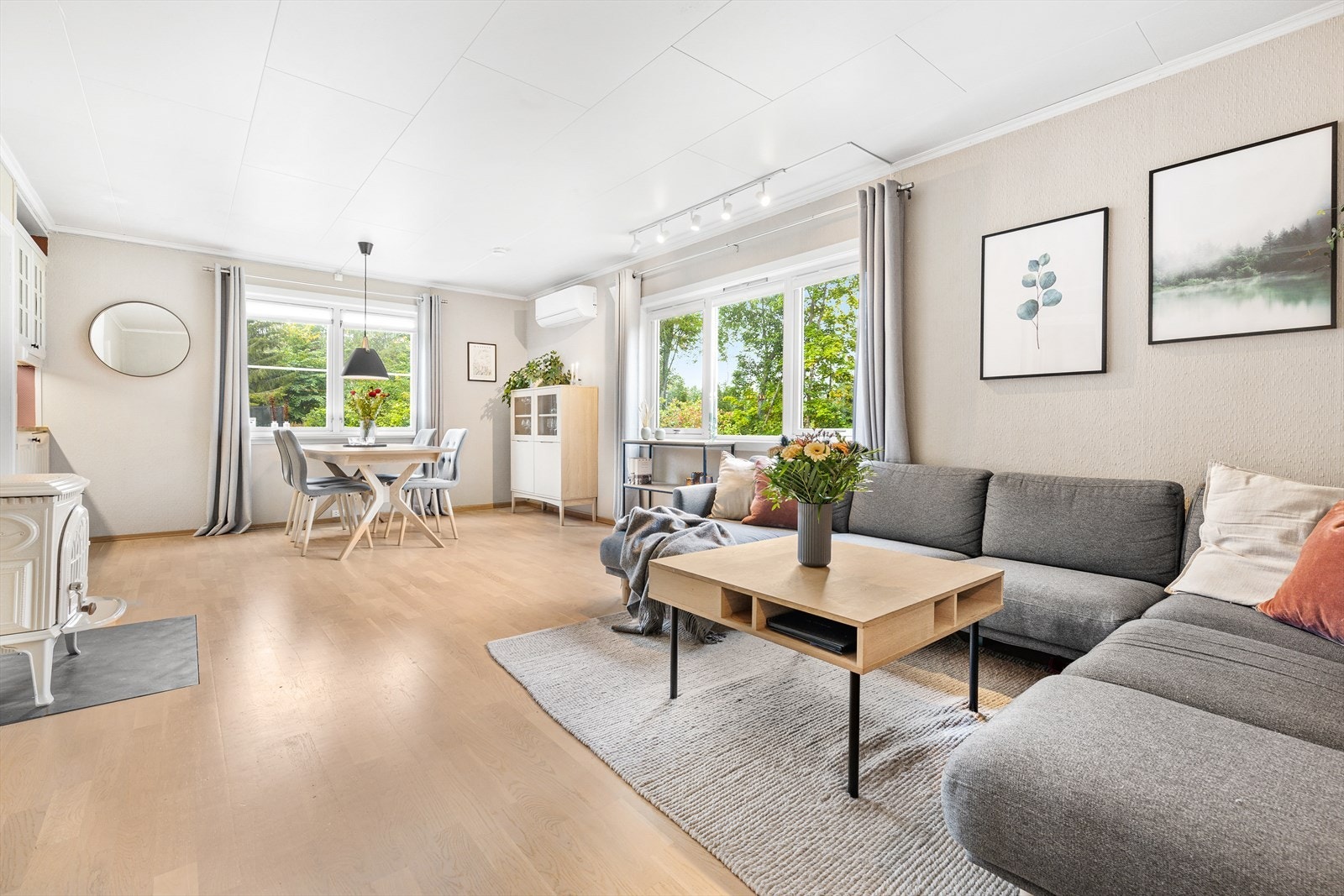 Lys og tiltalende stue med både peis og varmepumpe som varmer godt på kalde vinterdager. Galleribilde