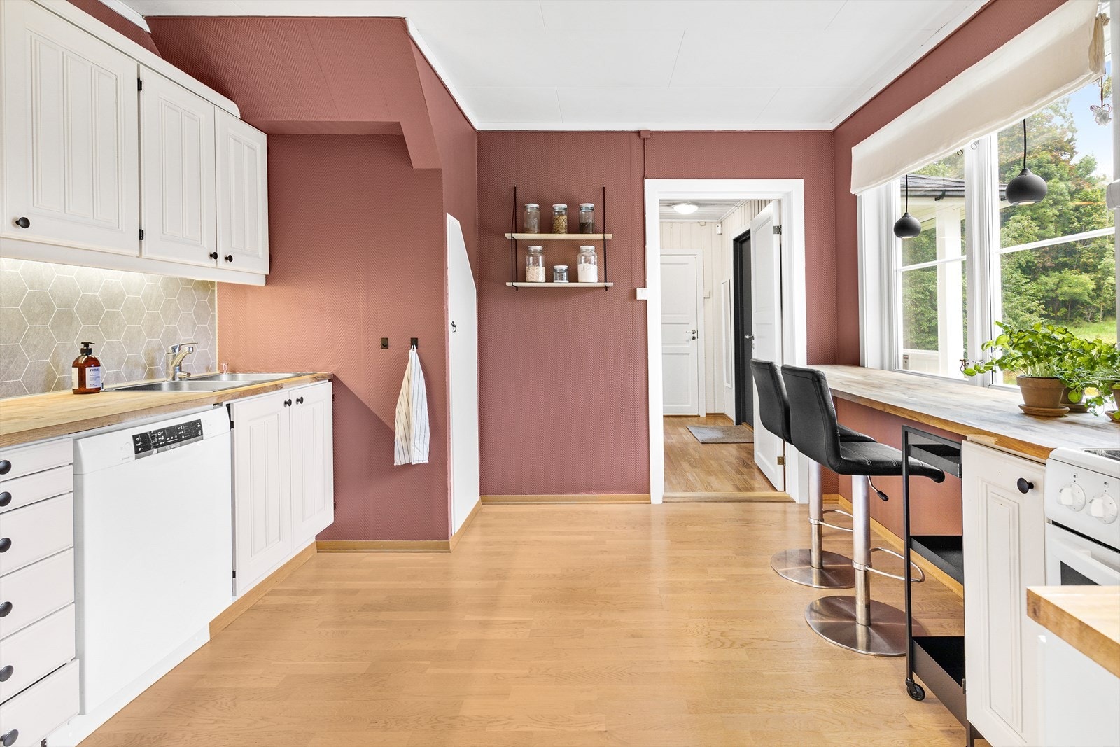 Innholdsrikt og pent kjøkken. Nymalte overflater i tidsriktige farger. Galleribilde