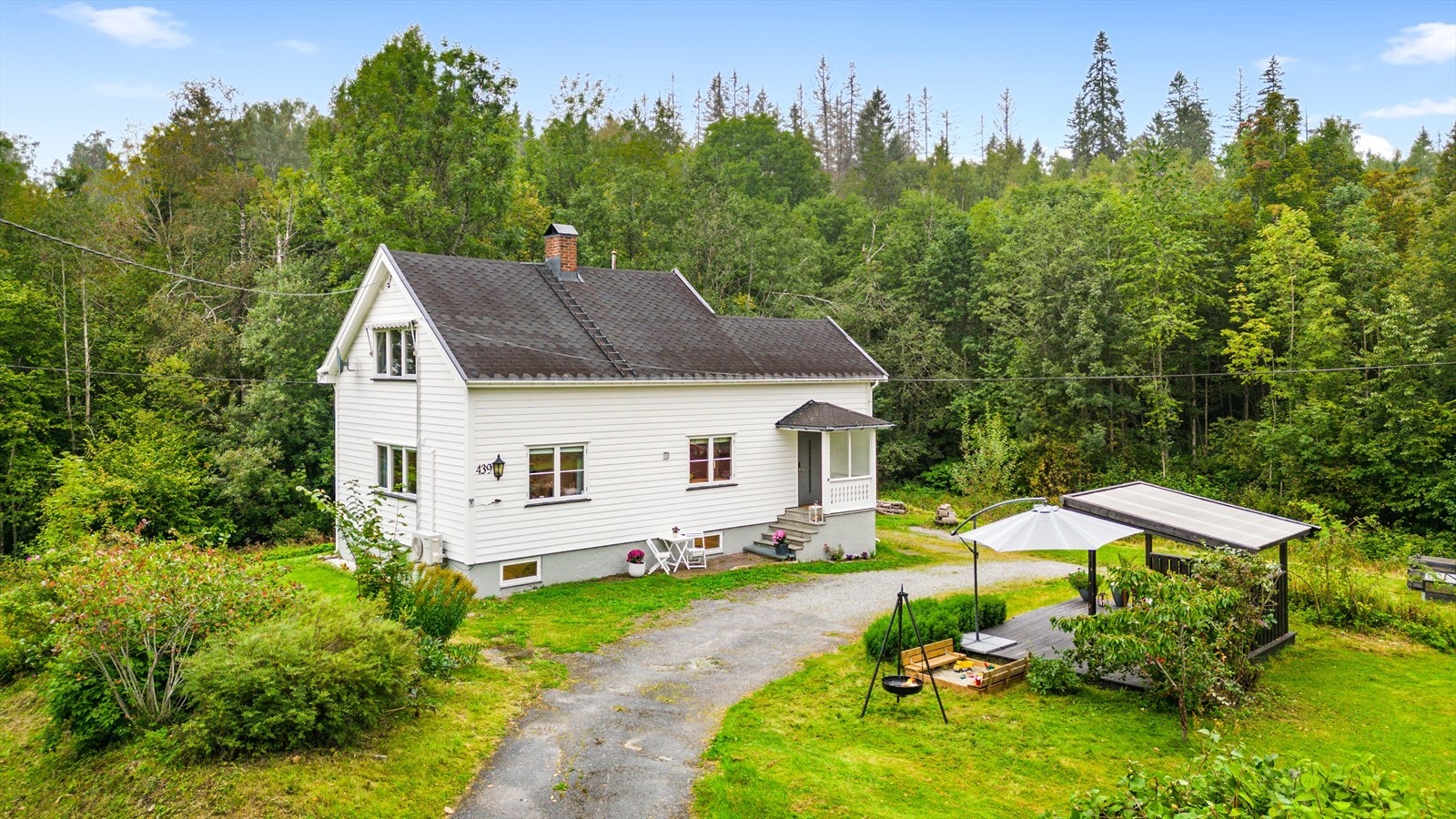 Velkommen til Gamle Drammensvei 439! Presentert av Hossein v/ EiendomsMegler 1. For spørsmål eller visning kontakt megler på 995 27 446 Galleribilde