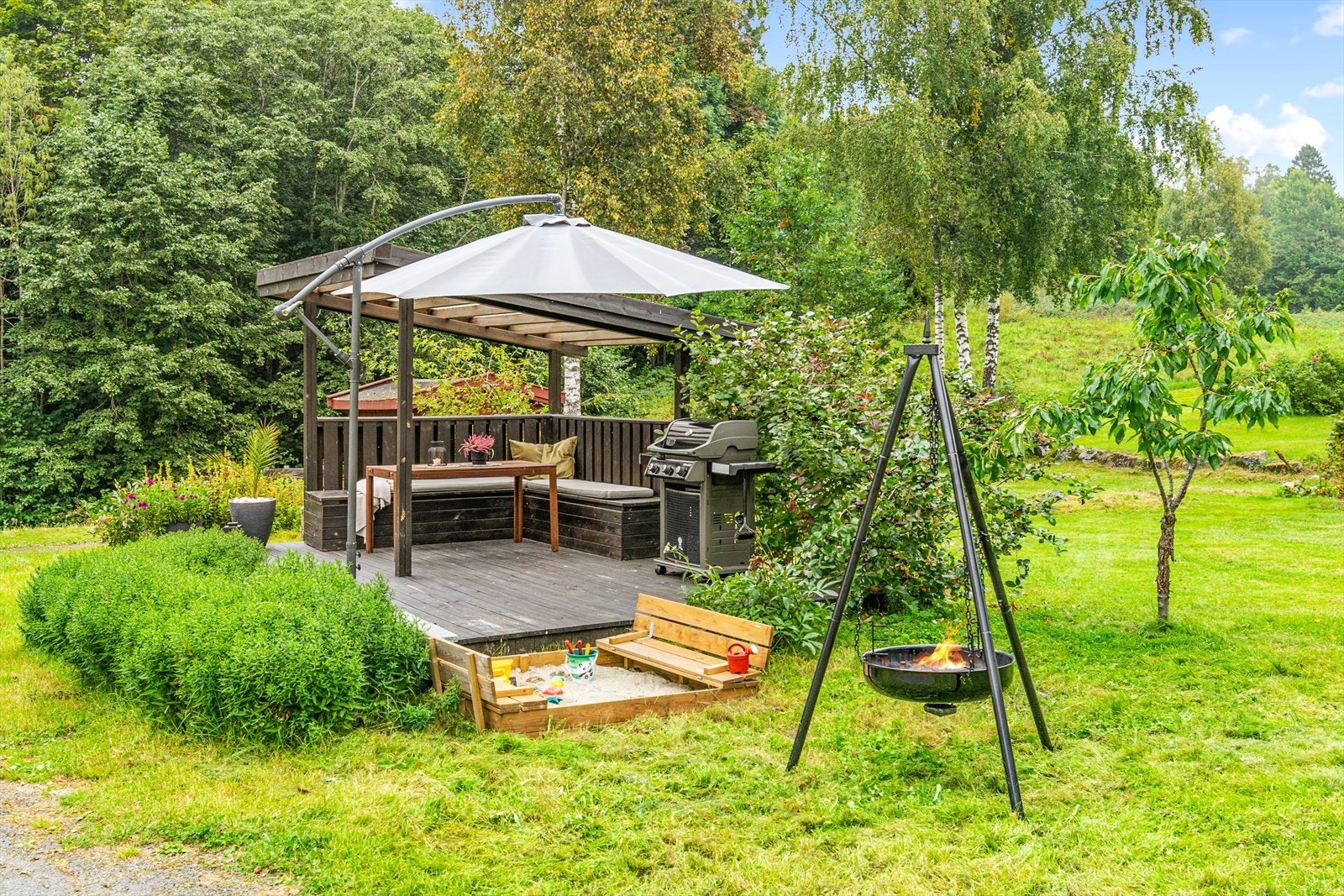 Det er opparbeidet flotte uteplasser på tomt. Galleribilde