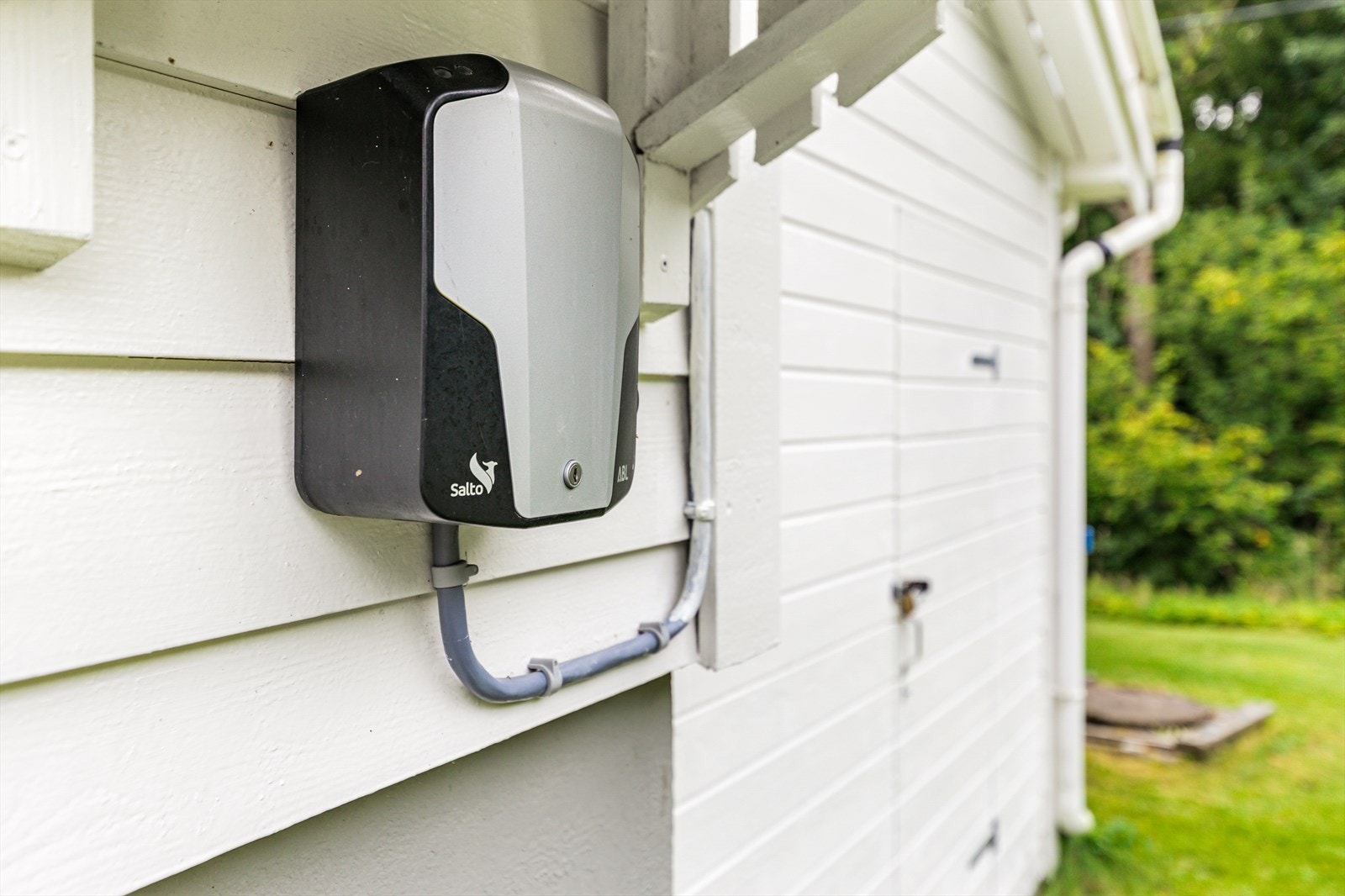 Det er satt opp ladeboks for lading av elbil. Galleribilde