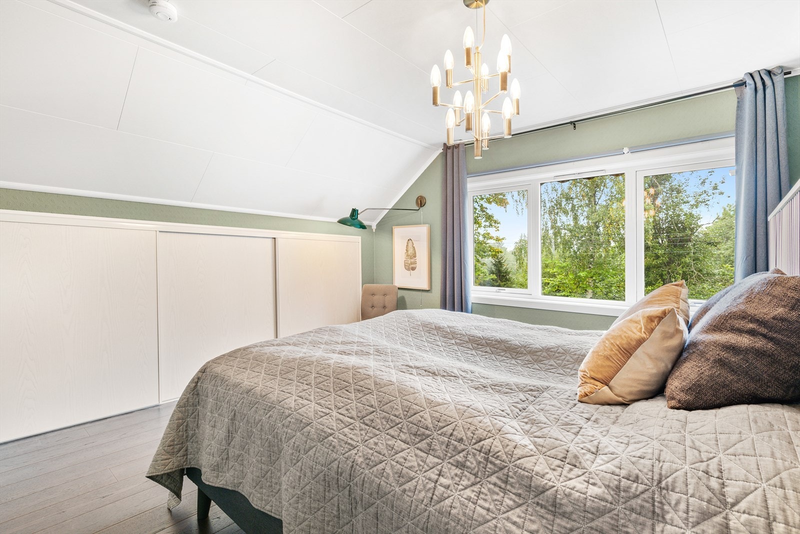 Innbydende hovedsoverom med utmerket lagringsplass. Galleribilde