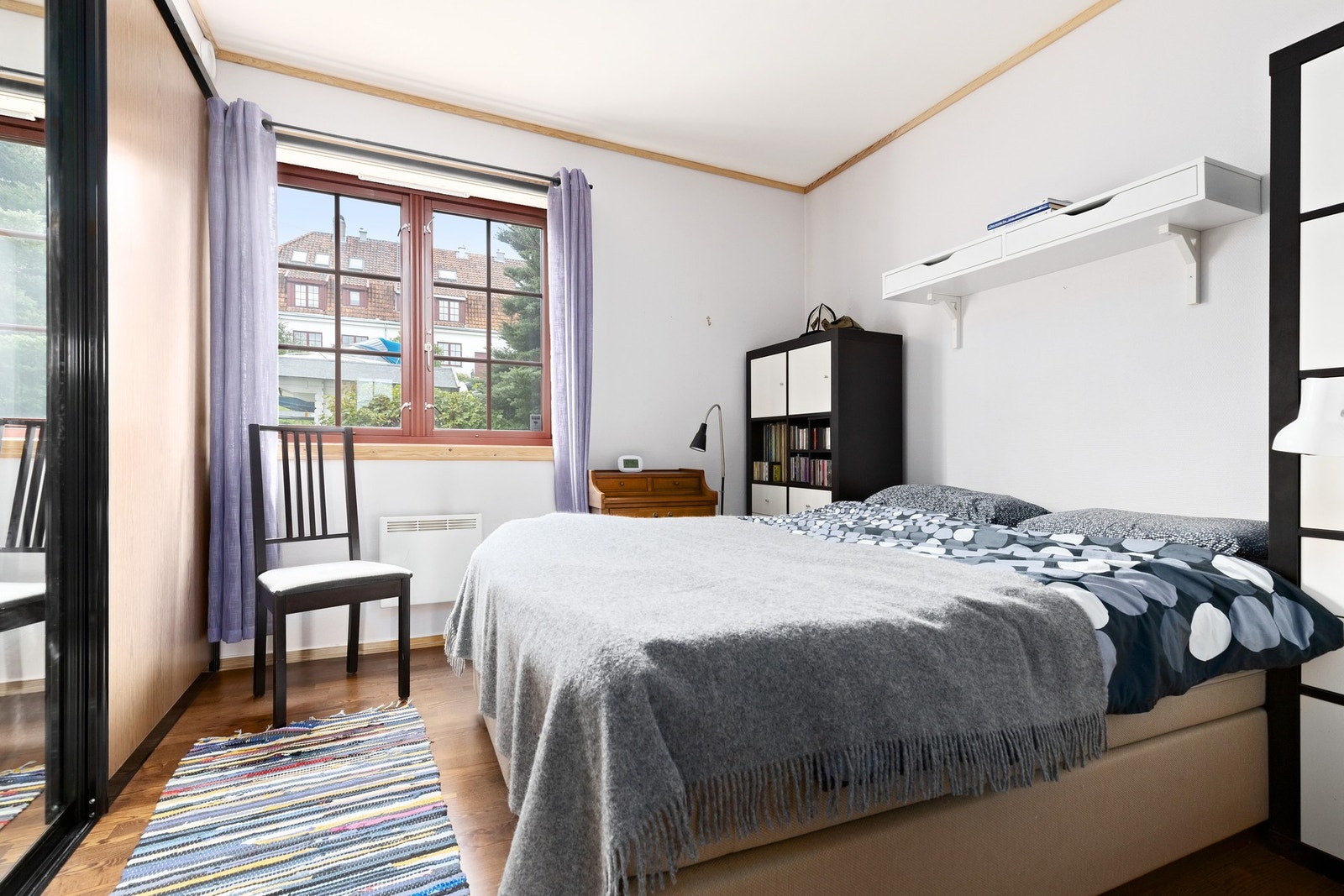 1. etasjens hovedsoverom er på 12 kvm og har en stor skyvedørsgarderobe Galleribilde