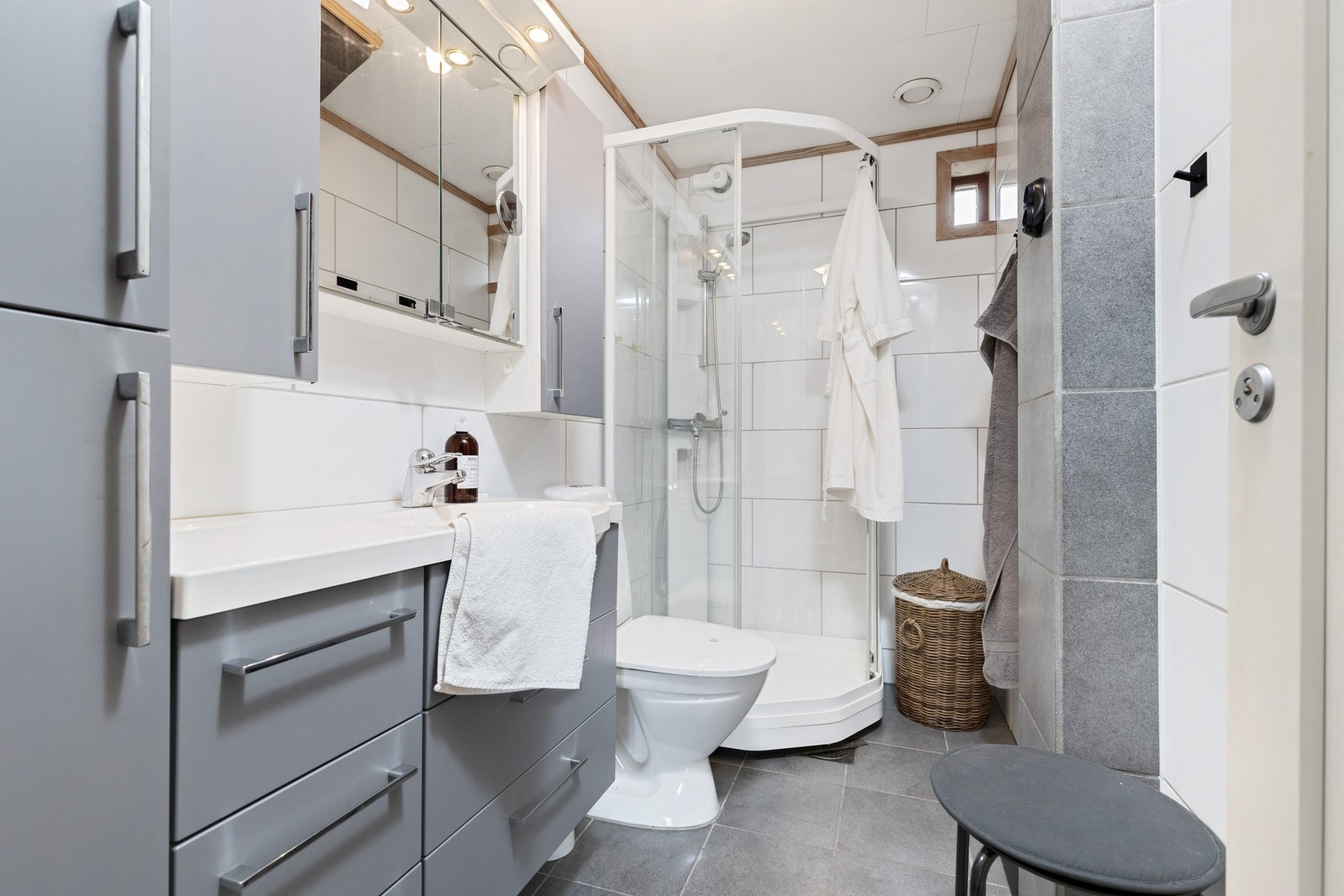 Badet i 1.etasjen er fra 2009, og har lekre fliser på gulv og vegger Galleribilde