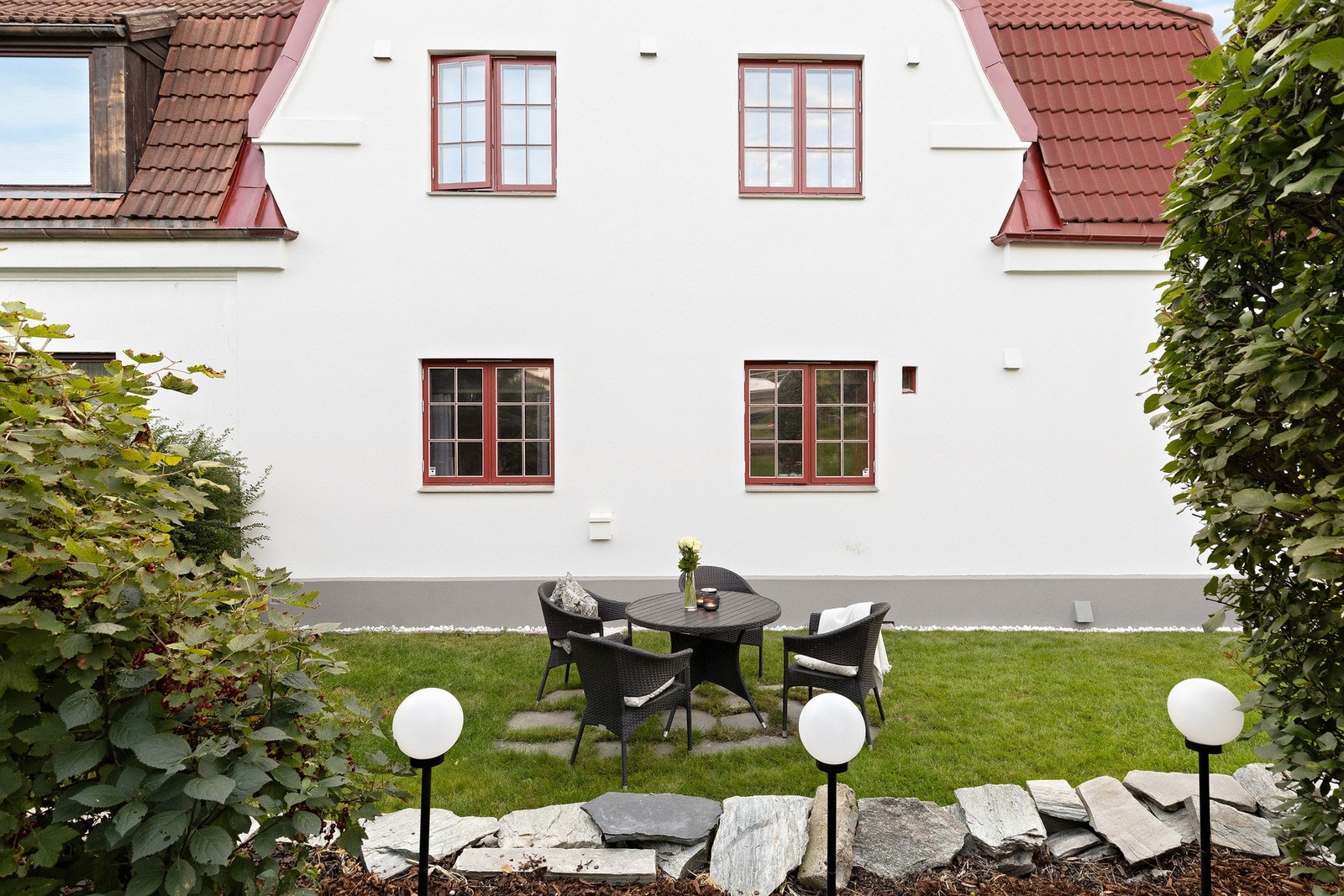 Koselig bakhage hvor man kan invitere venner og familie til hyggelig selskap Galleribilde