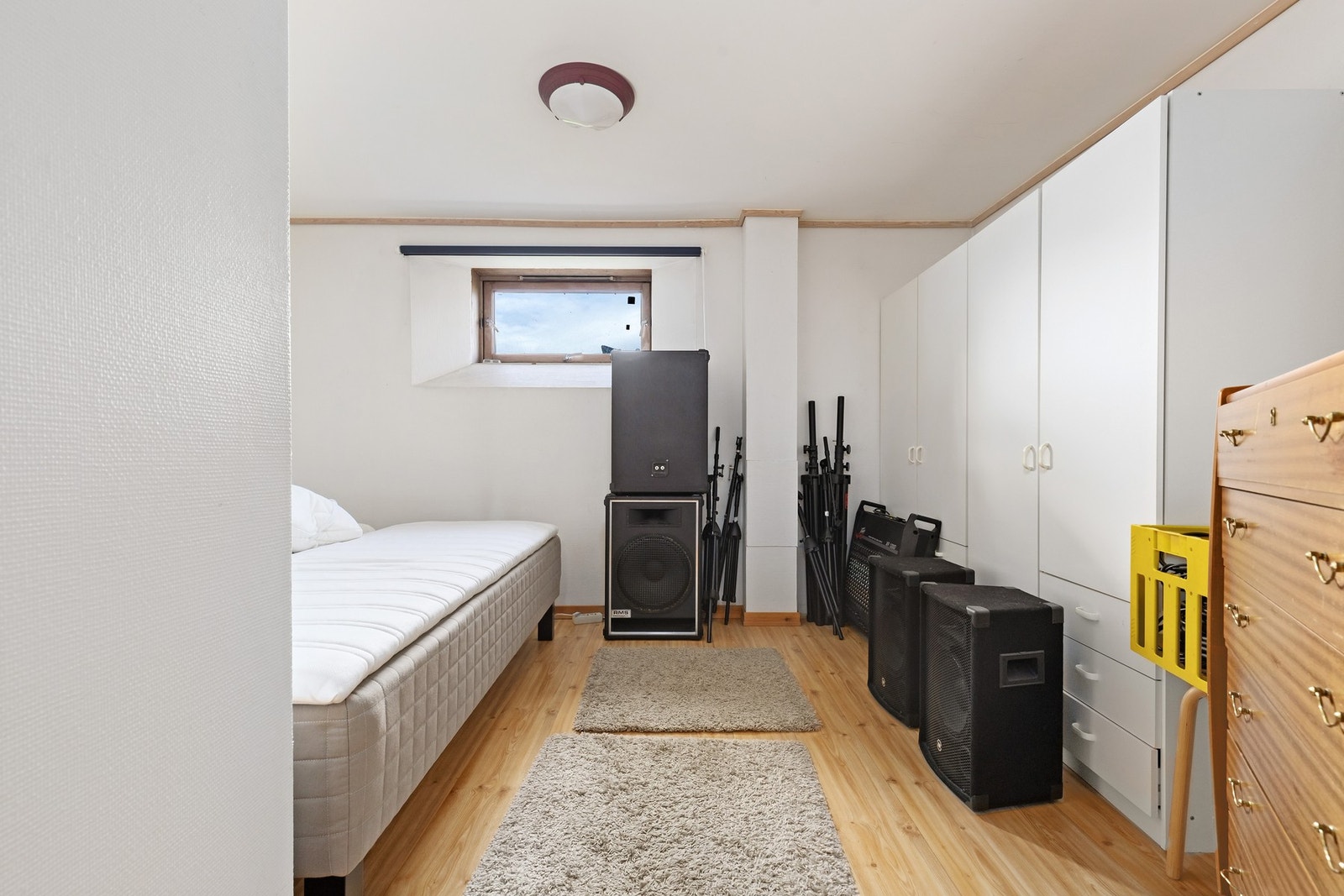 Kjelleren har to store rom. Disse er heller ikke godkjent for varig opphold Galleribilde