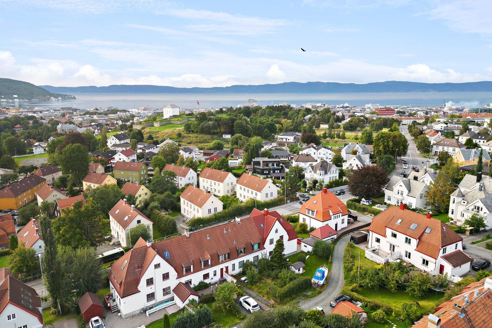Tomten på baksiden strekker seg helt fram til langs grusveien som inkluderer en ekstra parkeringsplass via Økonomigata. Her er det et veilag som står for brøyting om vinteren Galleribilde