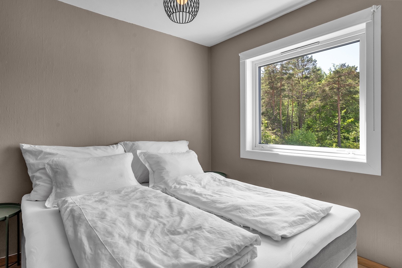 Soverom med plass til dobbeltseng Galleribilde