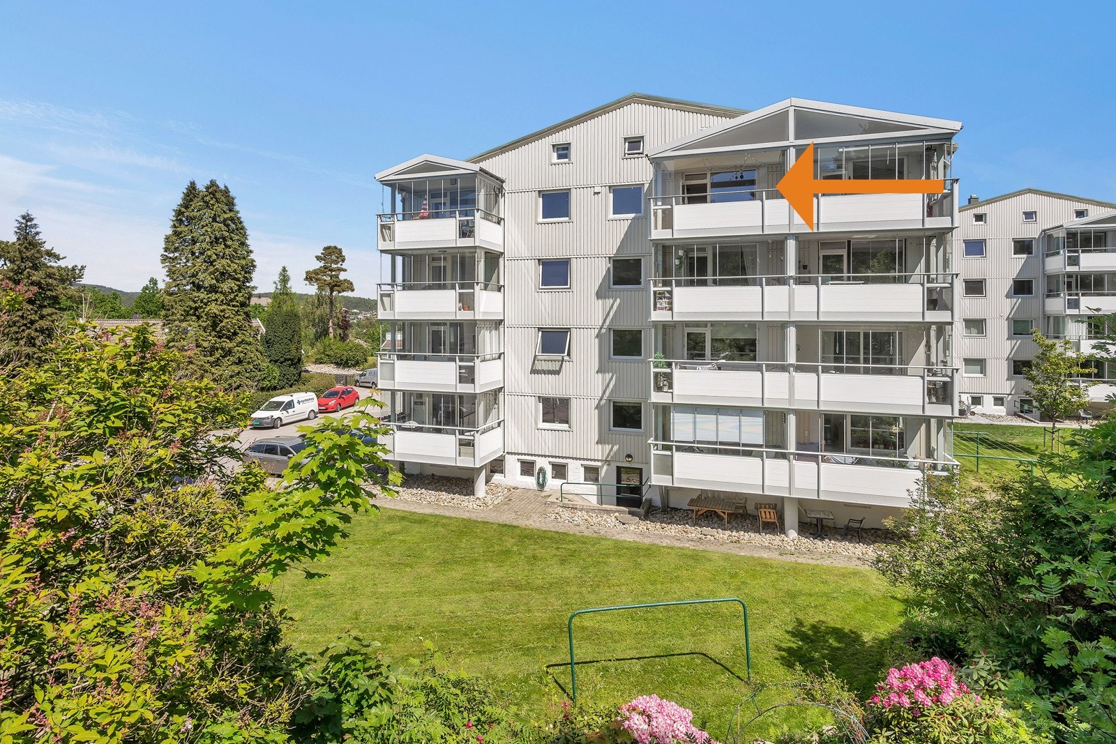 Leiligheten ligger i byggets 4. og øverste etasje Galleribilde