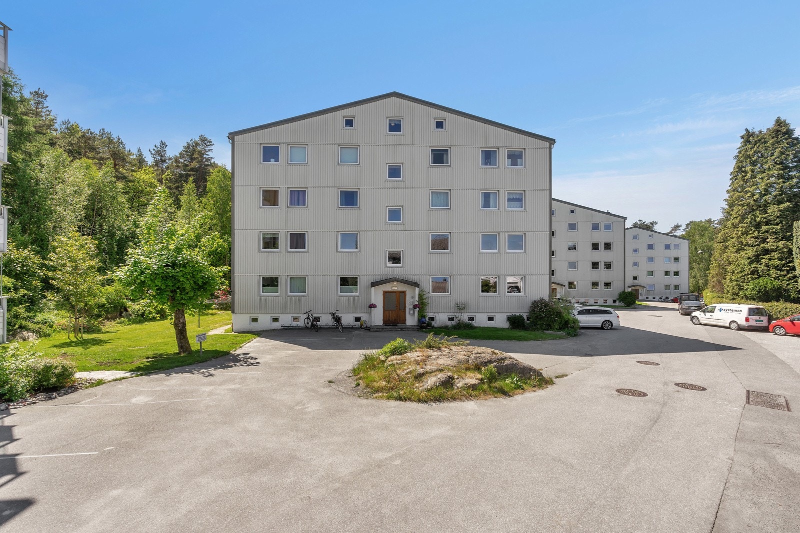 Fasade. Det er mulighet for parkering på utsiden av blokken (etter ansiennitet) Galleribilde