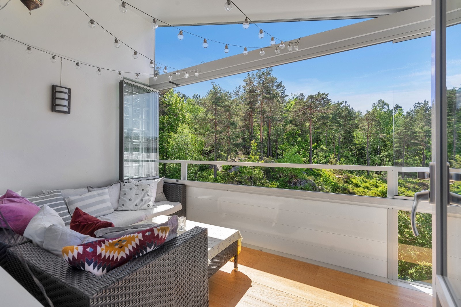 Fra stuen kommer man ut til en innglasset balkong Galleribilde