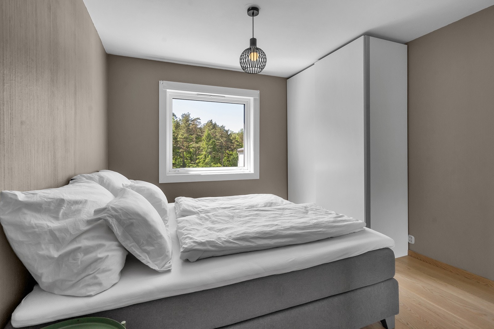 Det medfølger garderobe på soverommet Galleribilde