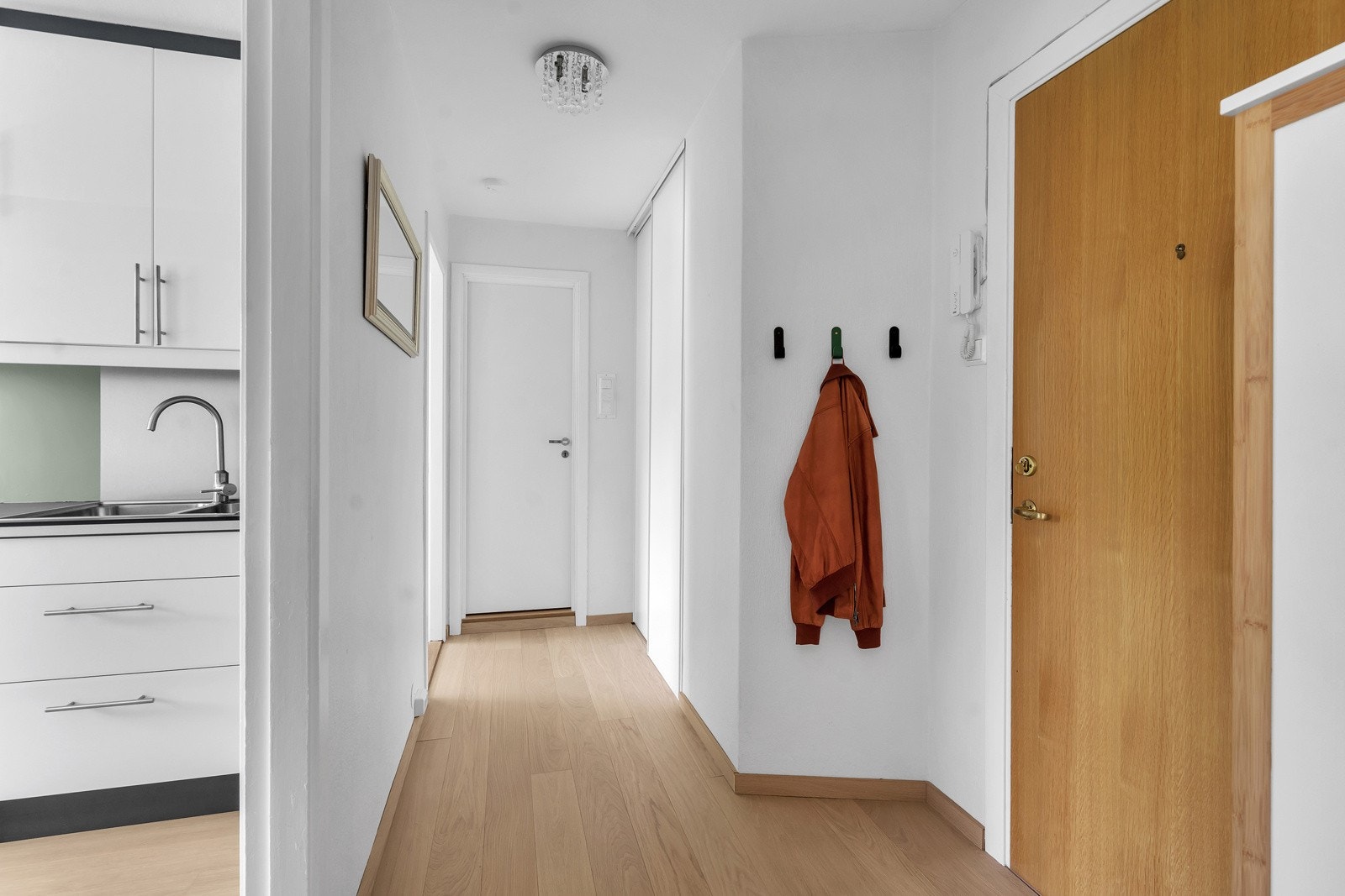 Gang med plass til oppbevaring av ytterklær og sko Galleribilde