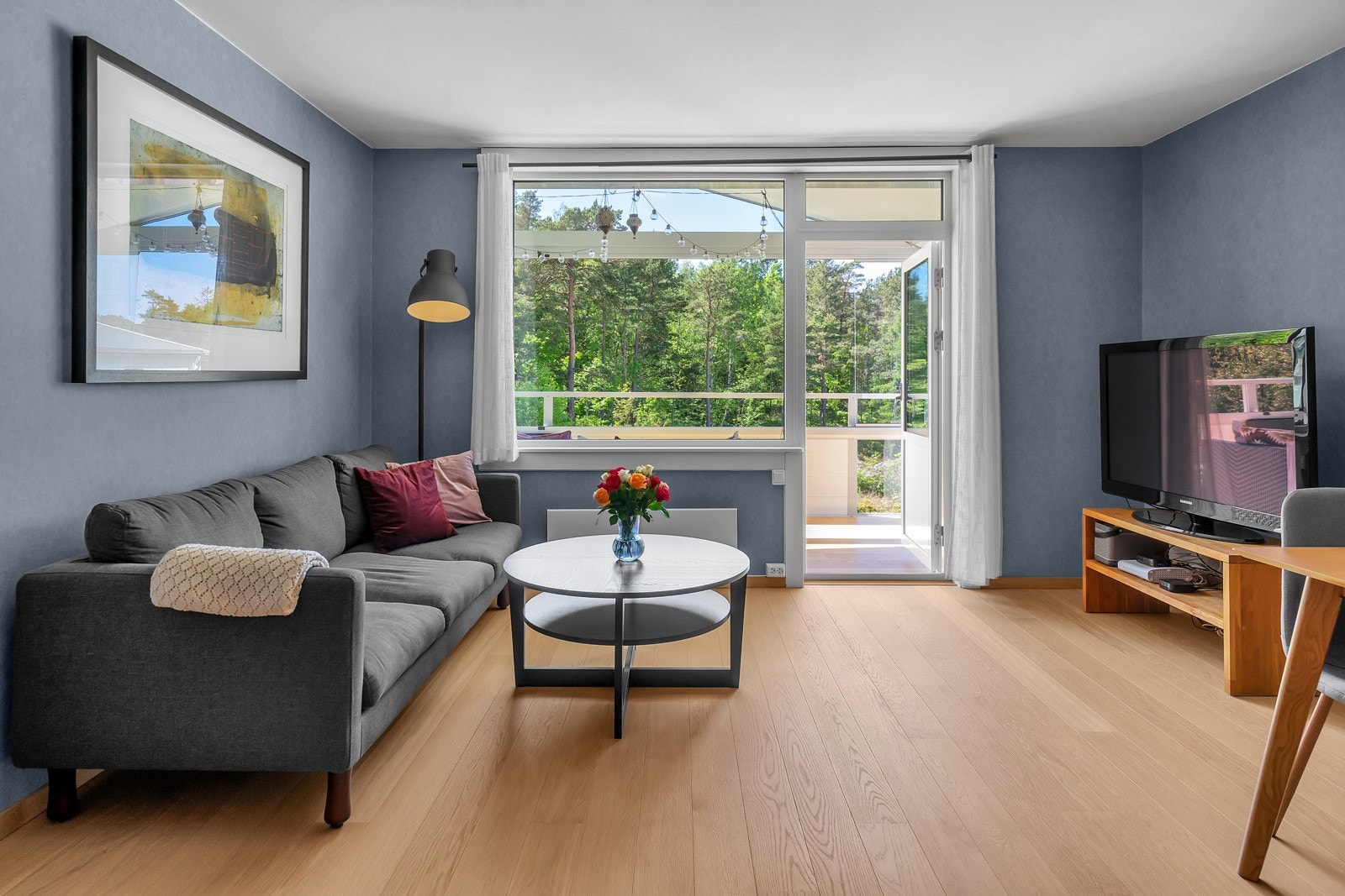 Det er store vindusflater som slipper inn rikelig med naturlig lys Galleribilde