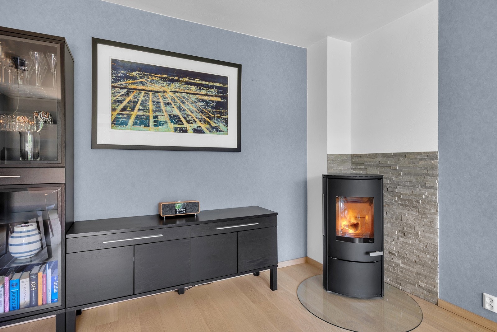 Koselig vedovn som varmer godt på kalde høst- og vinterdager Galleribilde