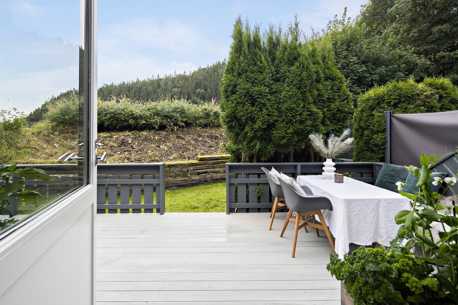 Tilbaketrukket og fint opparbeidet uteområde - Terrasse på 22 kvm. Galleribilde